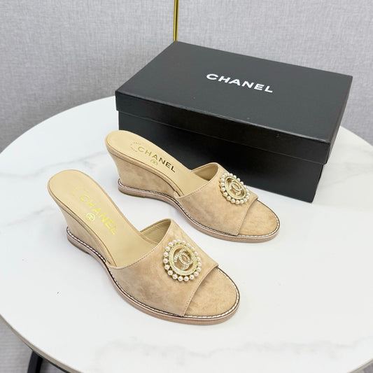 CHANEL 26S ТУФЛІ НА ТАНКЕТЦІ З БЕЖЕВОЇ ЗАМШІ З ПРИКРАСАМИ CC У ВИГЛЯДІ ПЕРЛИН