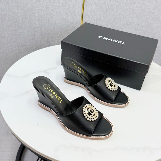 CHANEL 26S ТУФЛІ НА ТАНКЕТЦІ З ЧОРНОЇ ОВЕЧОЇ ШКІРИ З ПРИКРАСОЮ У ВИГЛЯДІ ПЕРЛИННОГО ЛОГОТИПУ CC