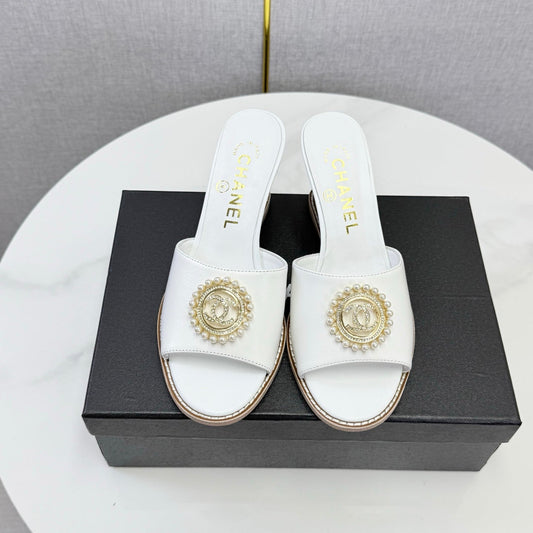 ЧЕРЕВИКИ НА ТАНКЕТЦІ CHANEL 26S З БІЛОЇ ОВЕЧОЇ ШКІРИ З ПРИКРАСОЮ У ВИГЛЯДІ ПЕРЛИННОЇ ЛОГОТИПУ CC