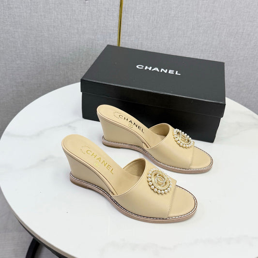CHANEL 26S ТУФЛІ НА ТАНКЕТЦІ З БЕЖЕВОЇ ШКІРИ ЯГНЯТИ З ПРИКРАСОЮ У ВИГЛЯДІ ПЕРЛИН CC
