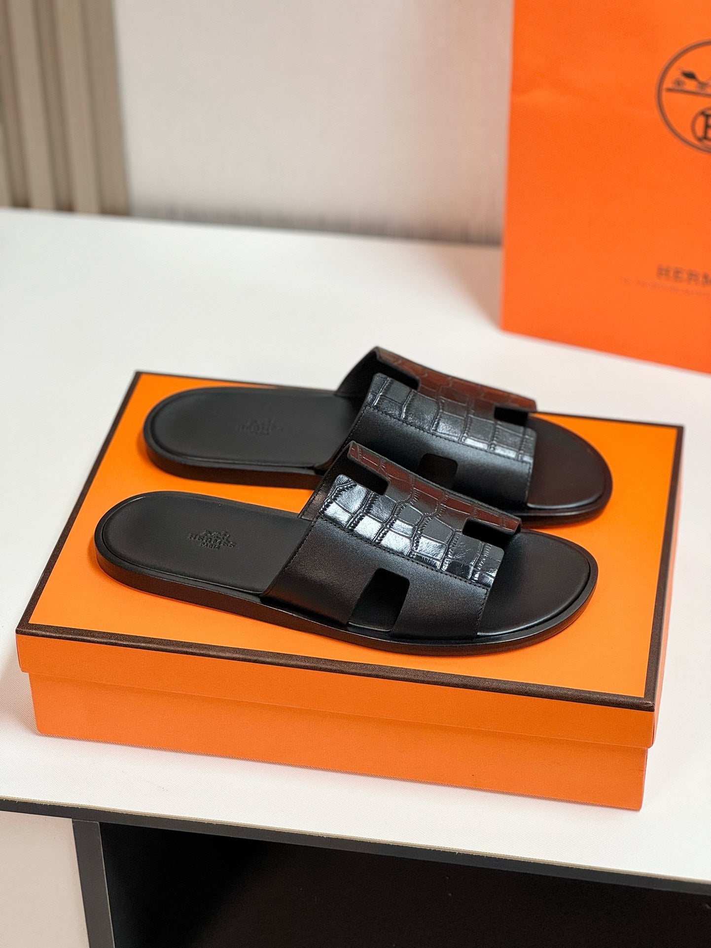 IZMIR SANDAL BLACK LAMBSKIN WITH PATTERNS - 35