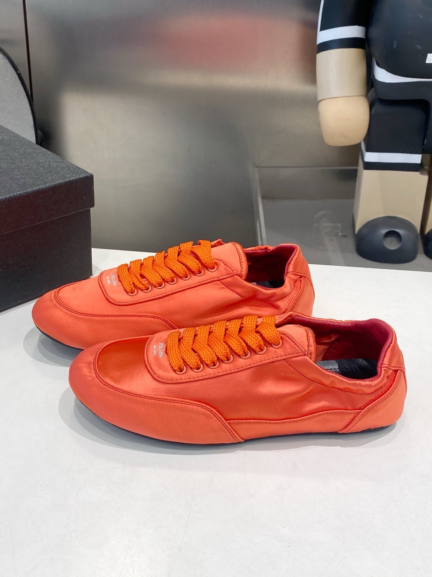 КРОСІВКИ PRADA 26S З АТЛАСУ КОЛЬОРУ "СПАЛЕНИЙ ПОМАРАНЧ"