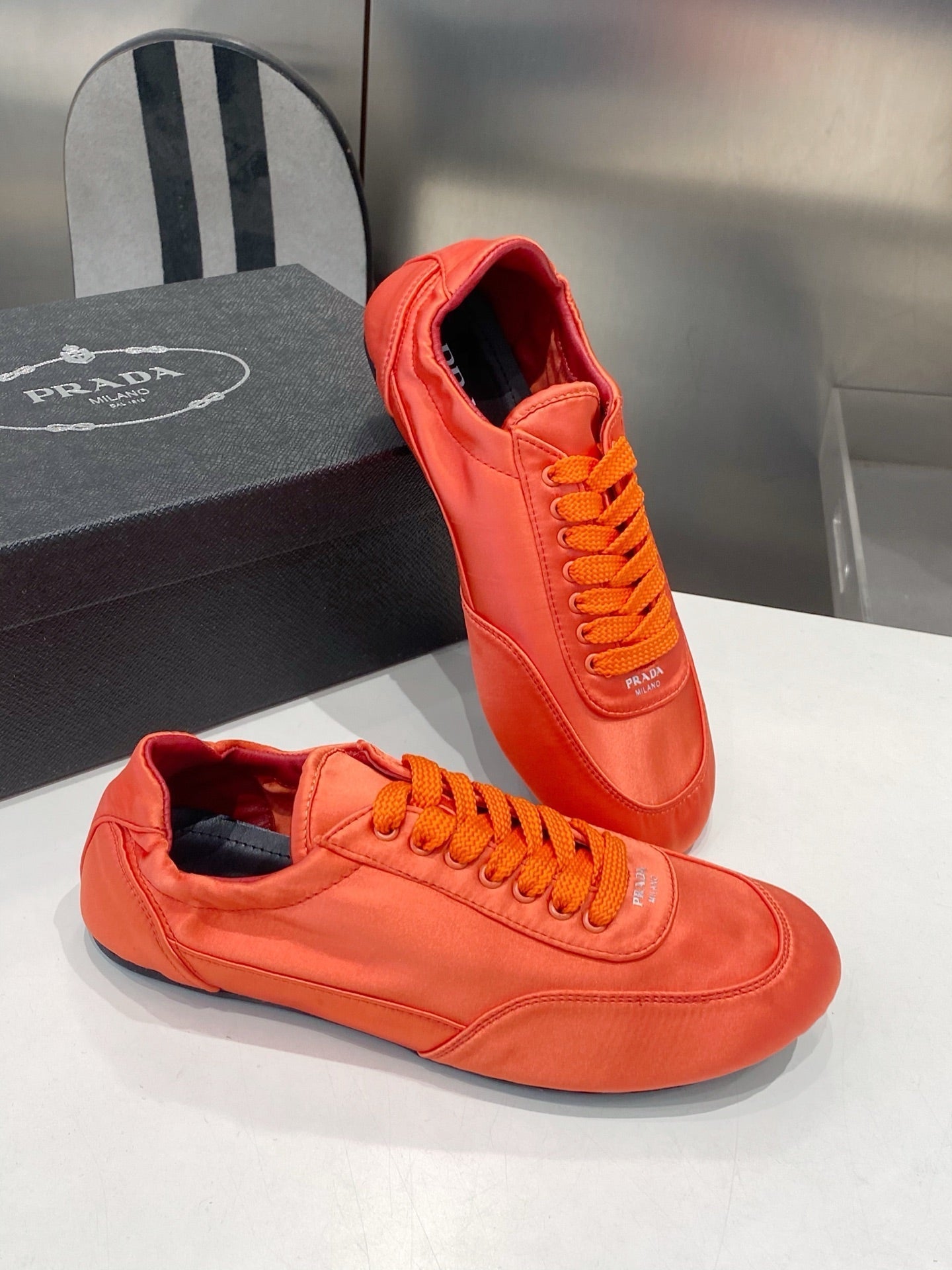 КРОСІВКИ PRADA 26S З АТЛАСУ КОЛЬОРУ "СПАЛЕНИЙ ПОМАРАНЧ"