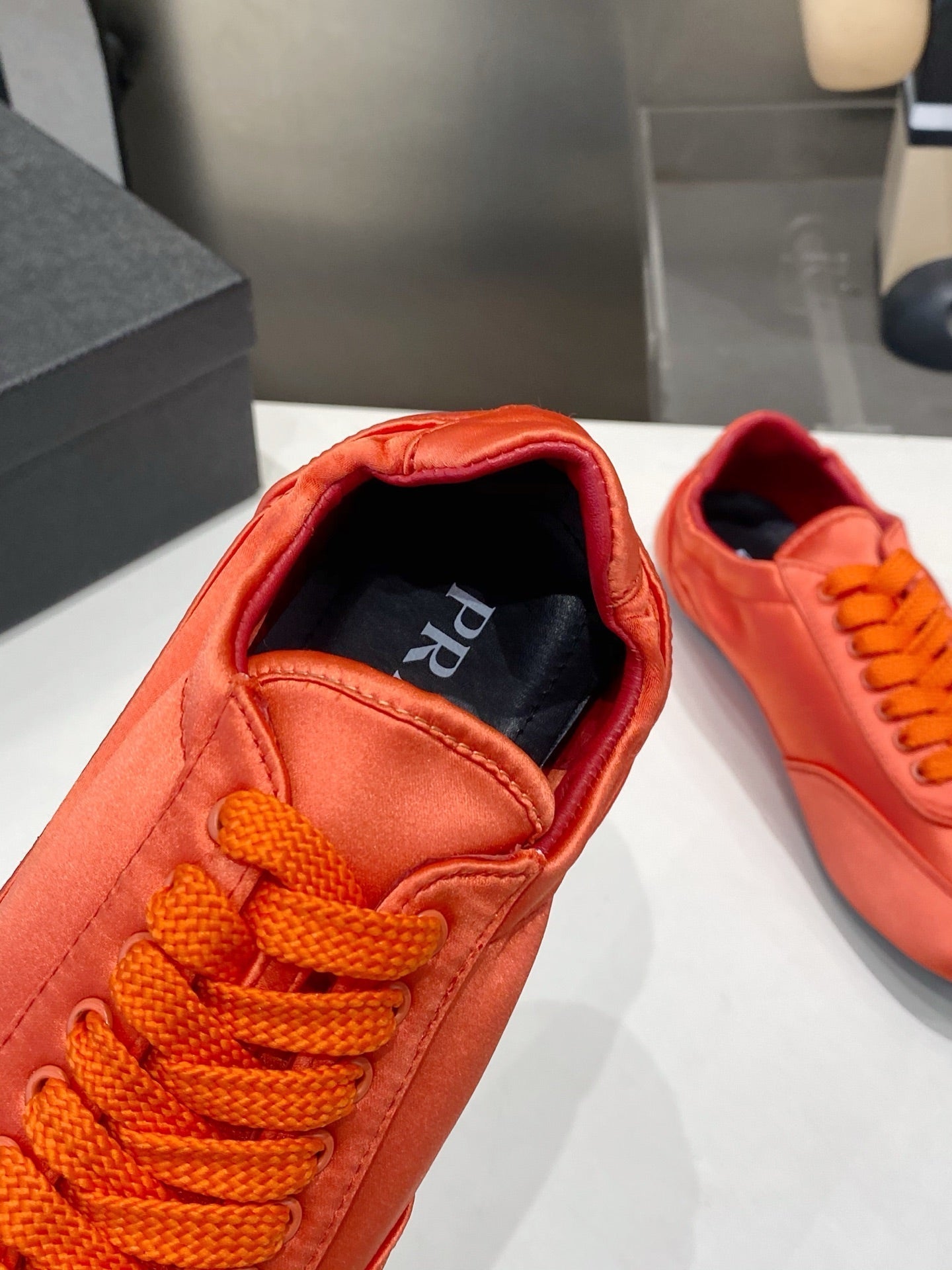 КРОСІВКИ PRADA 26S З АТЛАСУ КОЛЬОРУ "СПАЛЕНИЙ ПОМАРАНЧ"