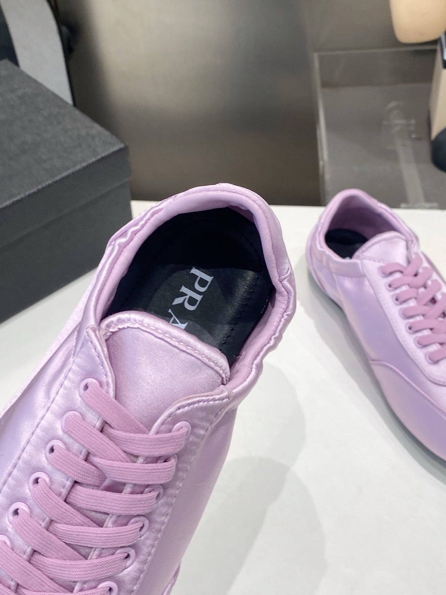 КРОСІВКИ PRADA 26S З САТИНУ СВІТЛО-ФІОЛЕТОВОГО КОЛЬОРУ