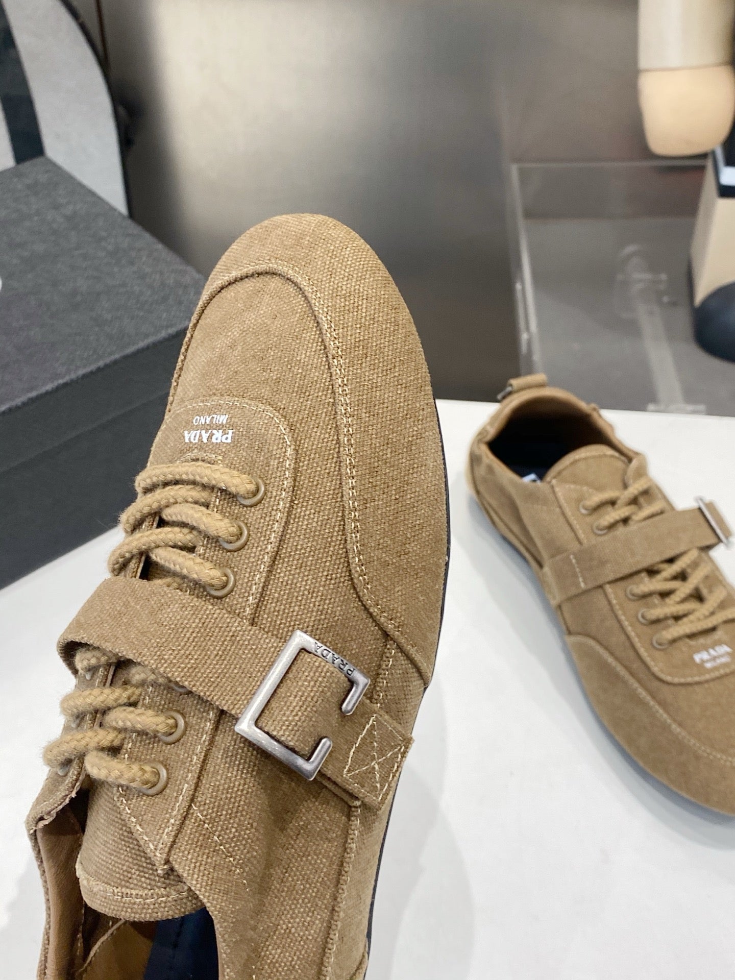 КРОСІВКИ PRADA 26S З КОРИЧНЕВОГО ТЕКСТИЛЮ З СРІБНОЮ ФУРНІТУРОЮ