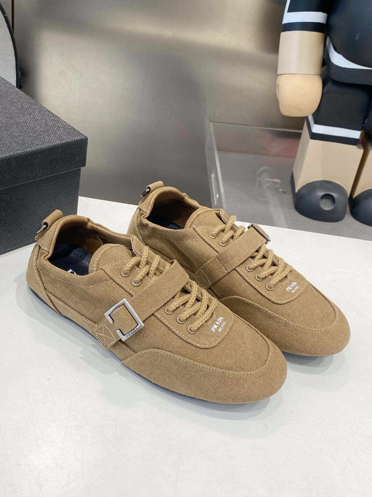 КРОСІВКИ PRADA 26S З КОРИЧНЕВОГО ТЕКСТИЛЮ З СРІБНОЮ ФУРНІТУРОЮ