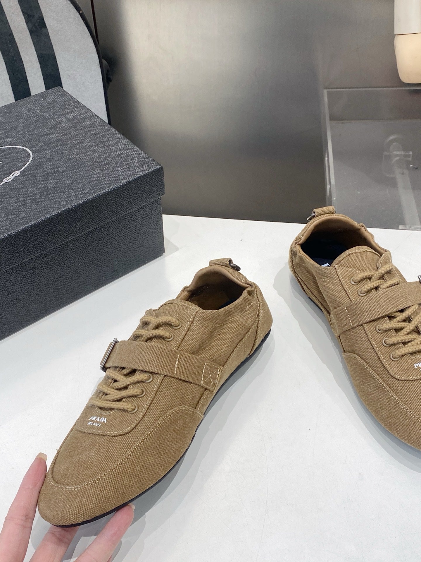 КРОСІВКИ PRADA 26S З КОРИЧНЕВОГО ТЕКСТИЛЮ З СРІБНОЮ ФУРНІТУРОЮ