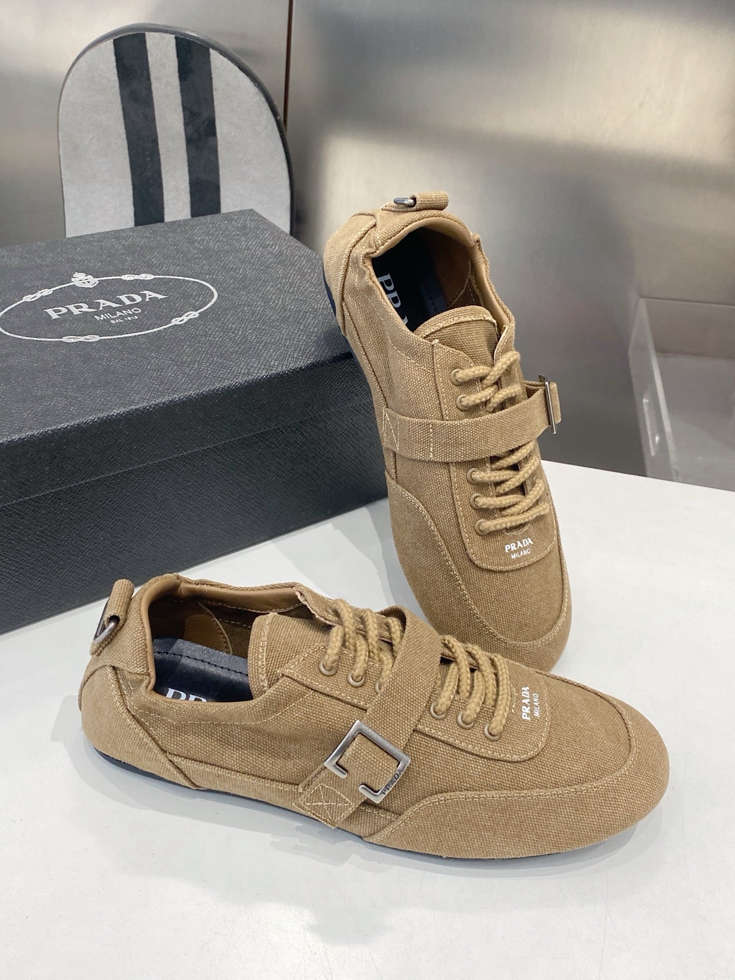 КРОСІВКИ PRADA 26S З КОРИЧНЕВОГО ТЕКСТИЛЮ З СРІБНОЮ ФУРНІТУРОЮ