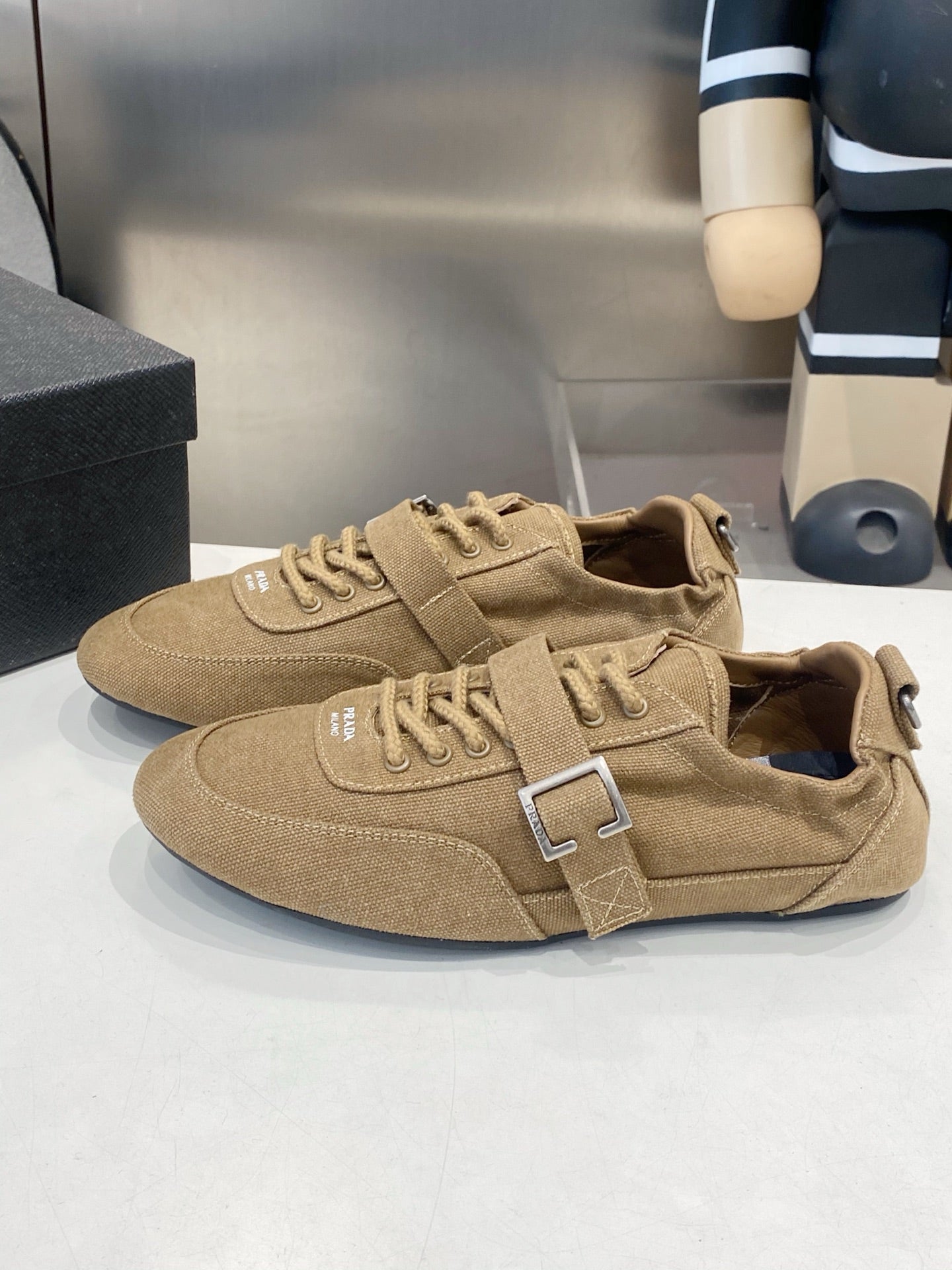 КРОСІВКИ PRADA 26S З КОРИЧНЕВОГО ТЕКСТИЛЮ З СРІБНОЮ ФУРНІТУРОЮ