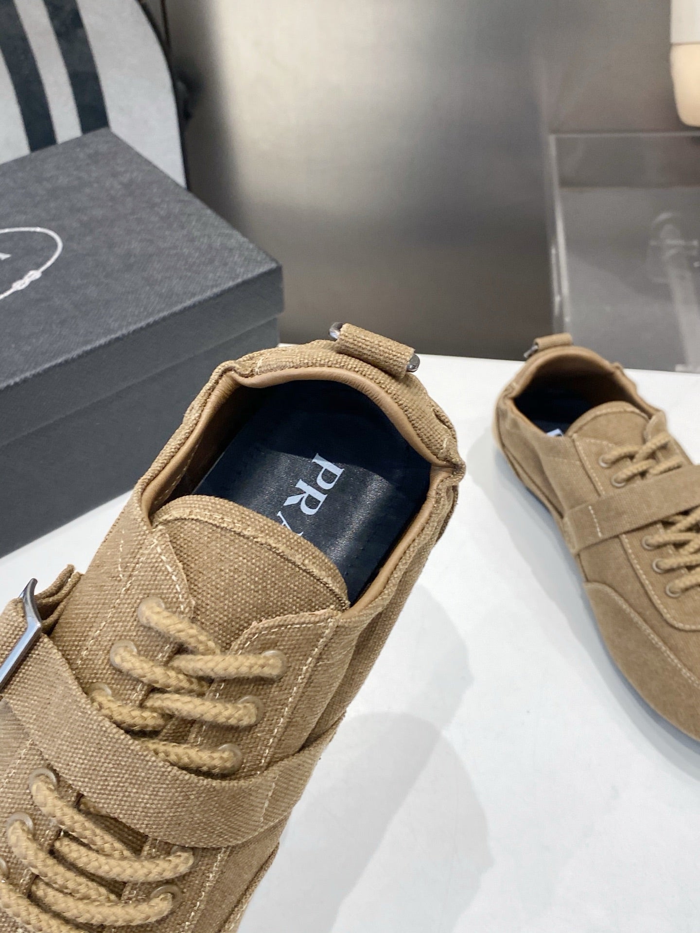 КРОСІВКИ PRADA 26S З КОРИЧНЕВОГО ТЕКСТИЛЮ З СРІБНОЮ ФУРНІТУРОЮ