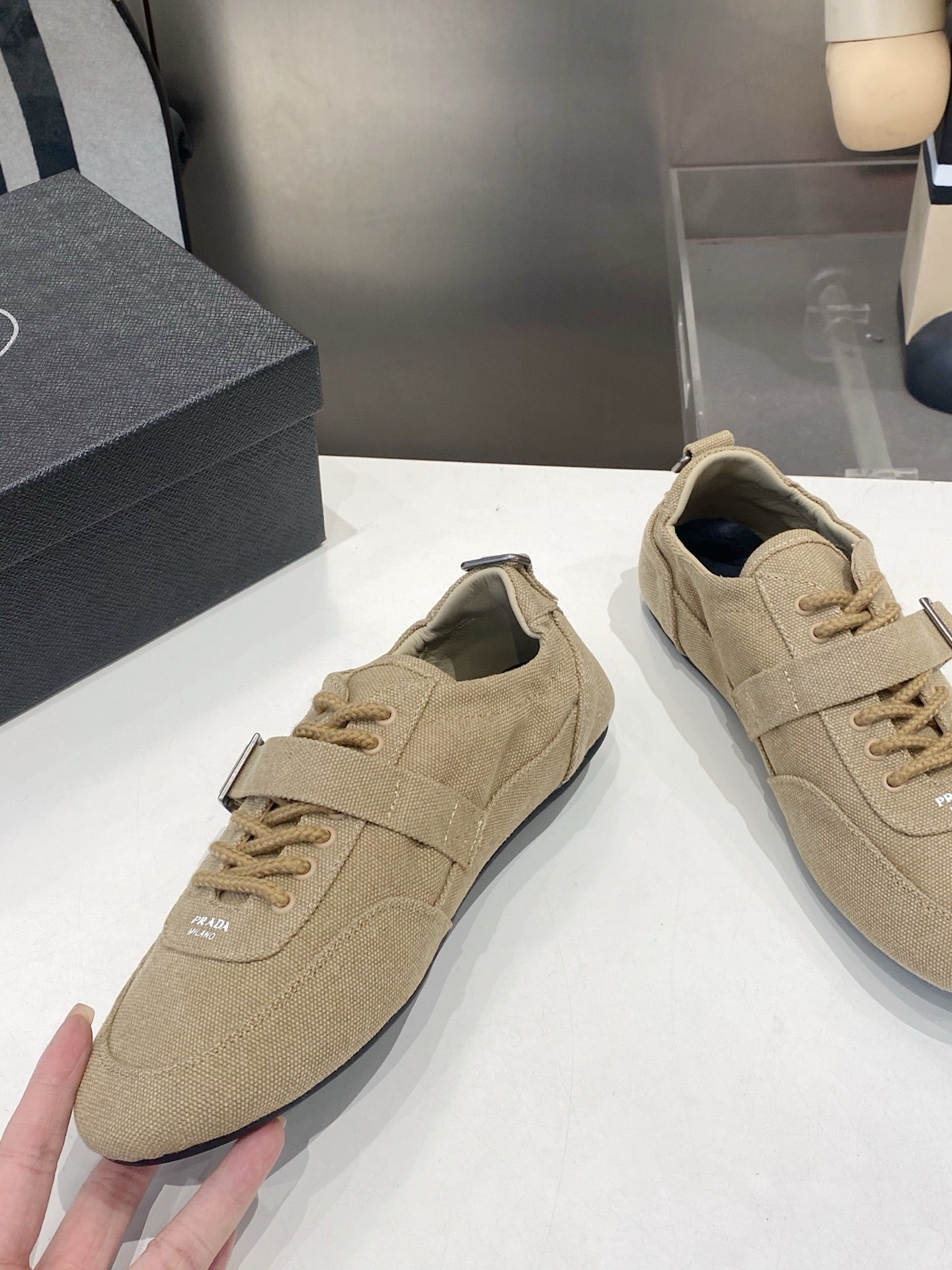 КРОСІВКИ PRADA 26S СВІТЛО-КОРИЧНЕВОГО КОЛЬОРУ З ТКАНИНИ СРІБНА ФУРНІТУРА