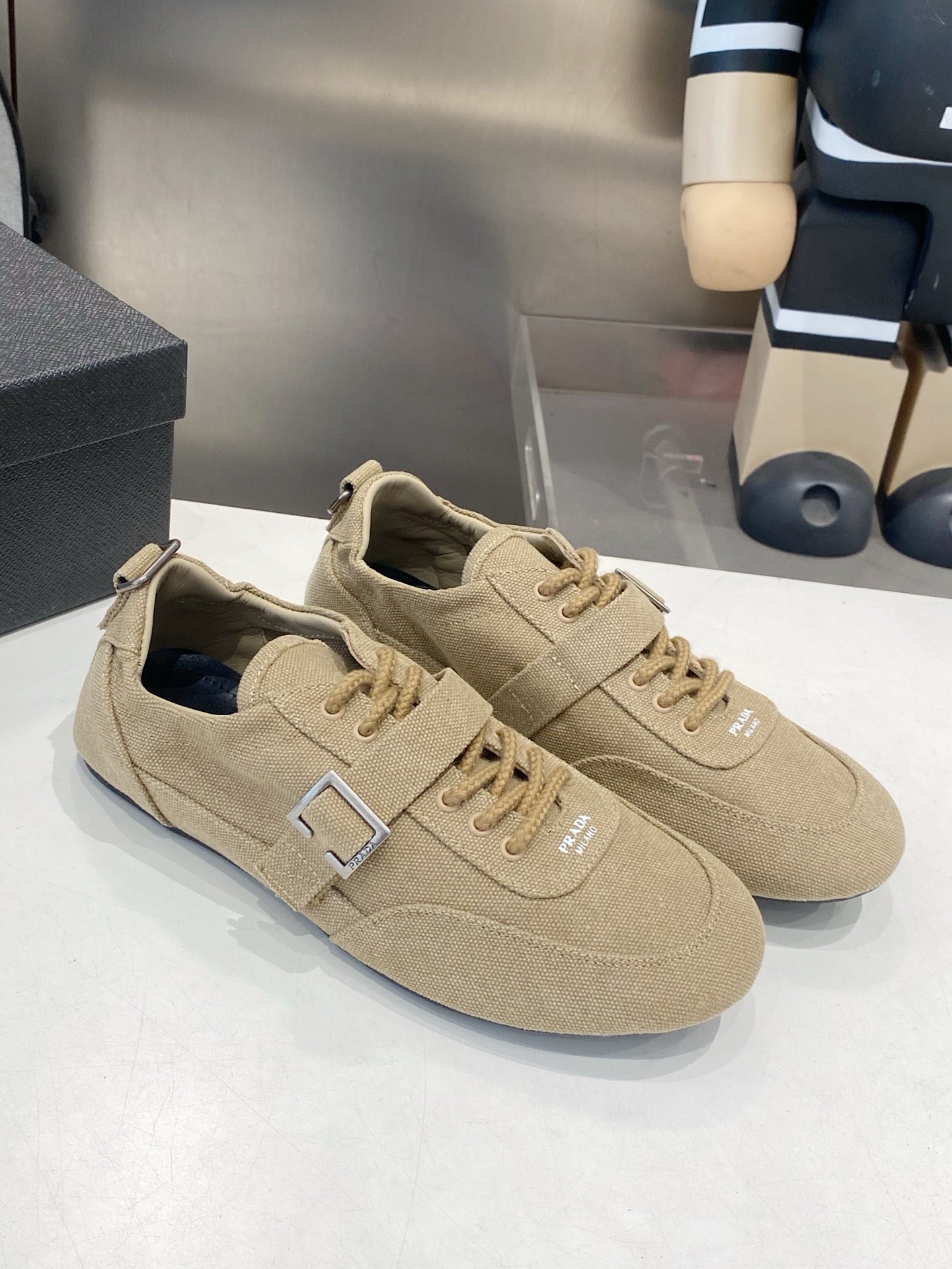КРОСІВКИ PRADA 26S СВІТЛО-КОРИЧНЕВОГО КОЛЬОРУ З ТКАНИНИ СРІБНА ФУРНІТУРА
