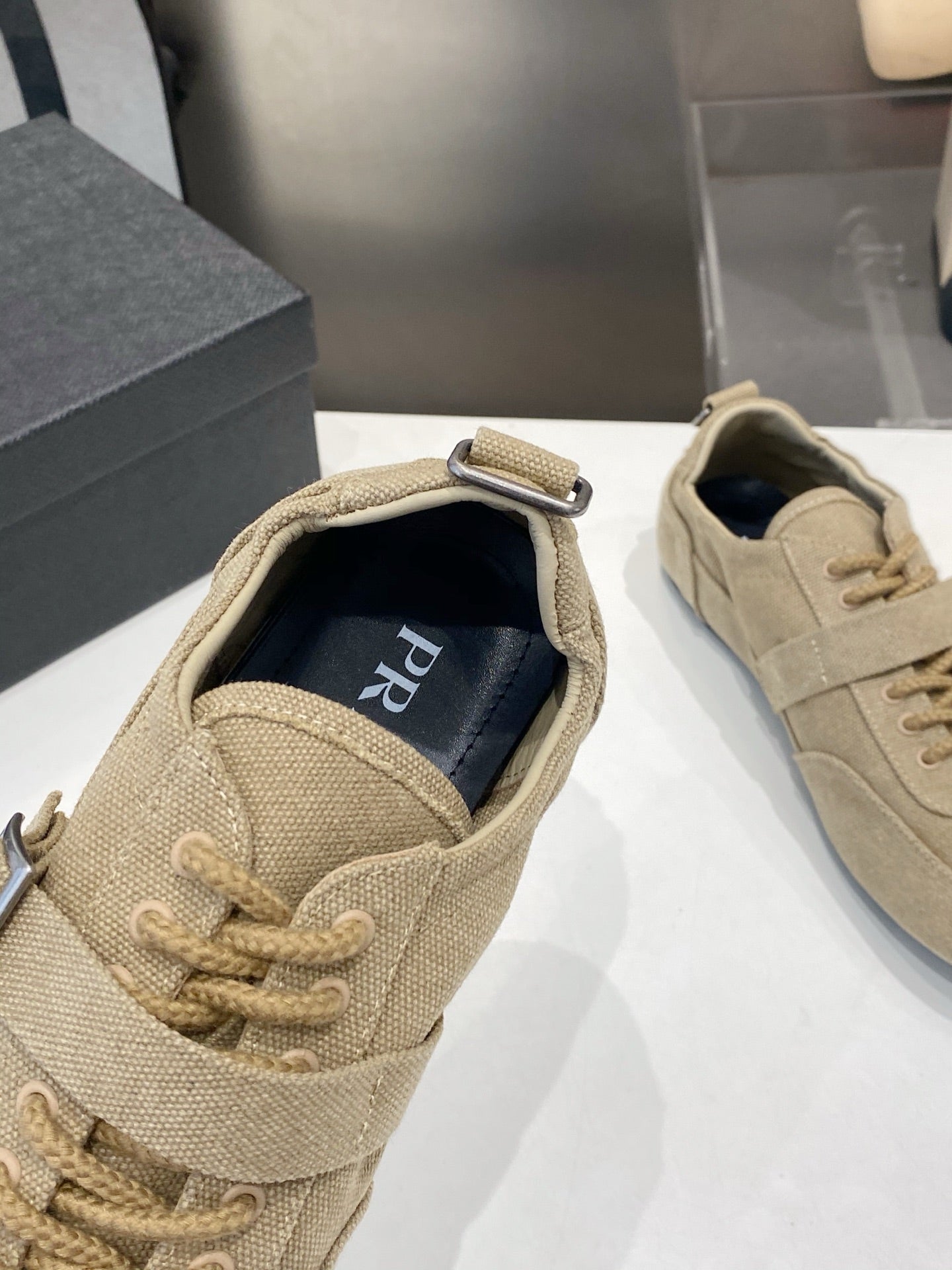 КРОСІВКИ PRADA 26S СВІТЛО-КОРИЧНЕВОГО КОЛЬОРУ З ТКАНИНИ СРІБНА ФУРНІТУРА