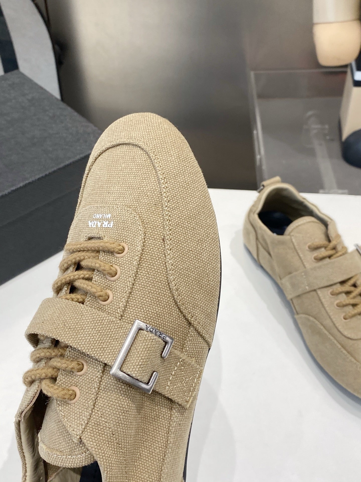 КРОСІВКИ PRADA 26S СВІТЛО-КОРИЧНЕВОГО КОЛЬОРУ З ТКАНИНИ СРІБНА ФУРНІТУРА