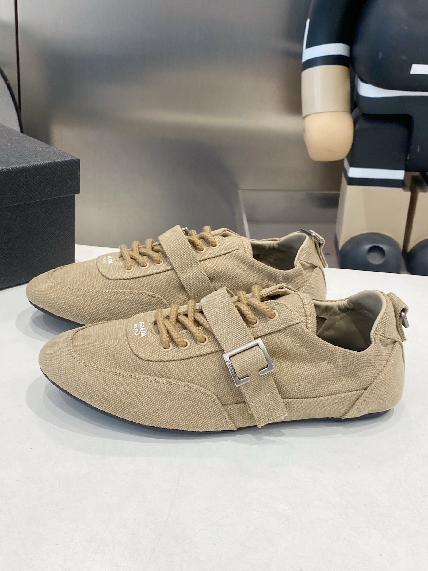 КРОСІВКИ PRADA 26S СВІТЛО-КОРИЧНЕВОГО КОЛЬОРУ З ТКАНИНИ СРІБНА ФУРНІТУРА