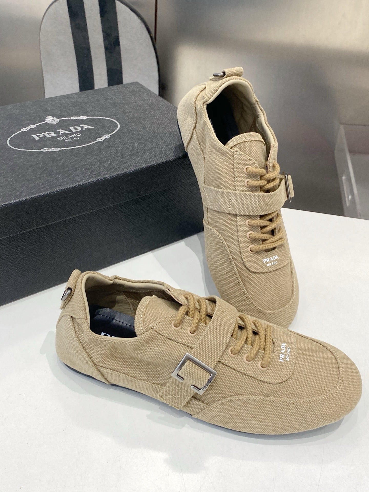 КРОСІВКИ PRADA 26S СВІТЛО-КОРИЧНЕВОГО КОЛЬОРУ З ТКАНИНИ СРІБНА ФУРНІТУРА