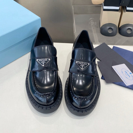 Лофери PRADA 26S з чорної телячої шкіри зі сріблястою фурнітурою з логотипом