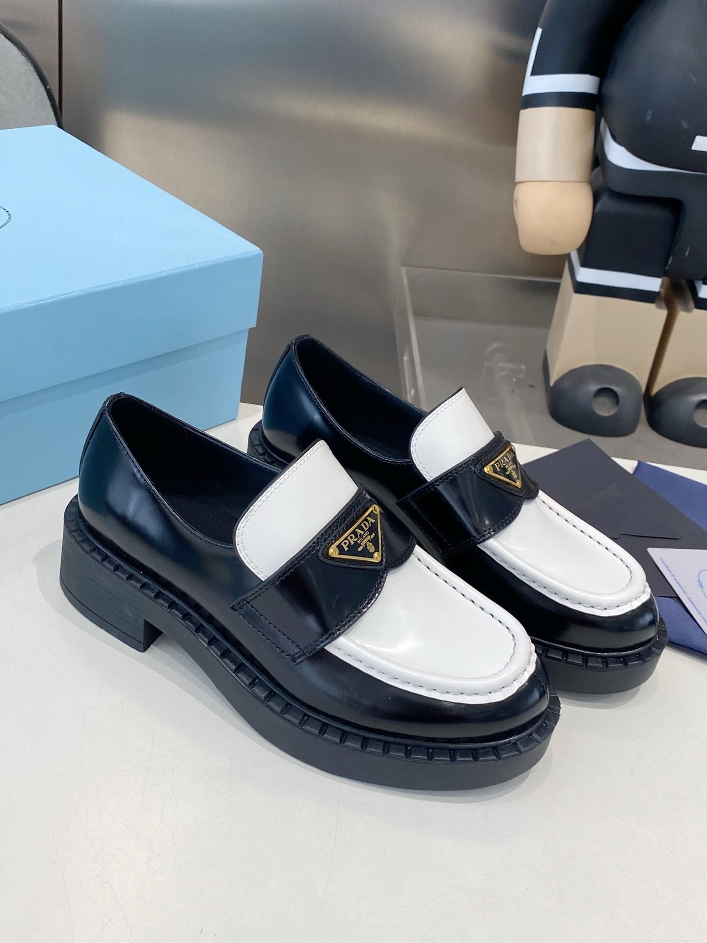 ЛОФЕРИ PRADA 26S З ЧОРНО-БІЛОЇ ТЕЛЯЧОЇ ШКІРИ З ЛОГОТИПОМ