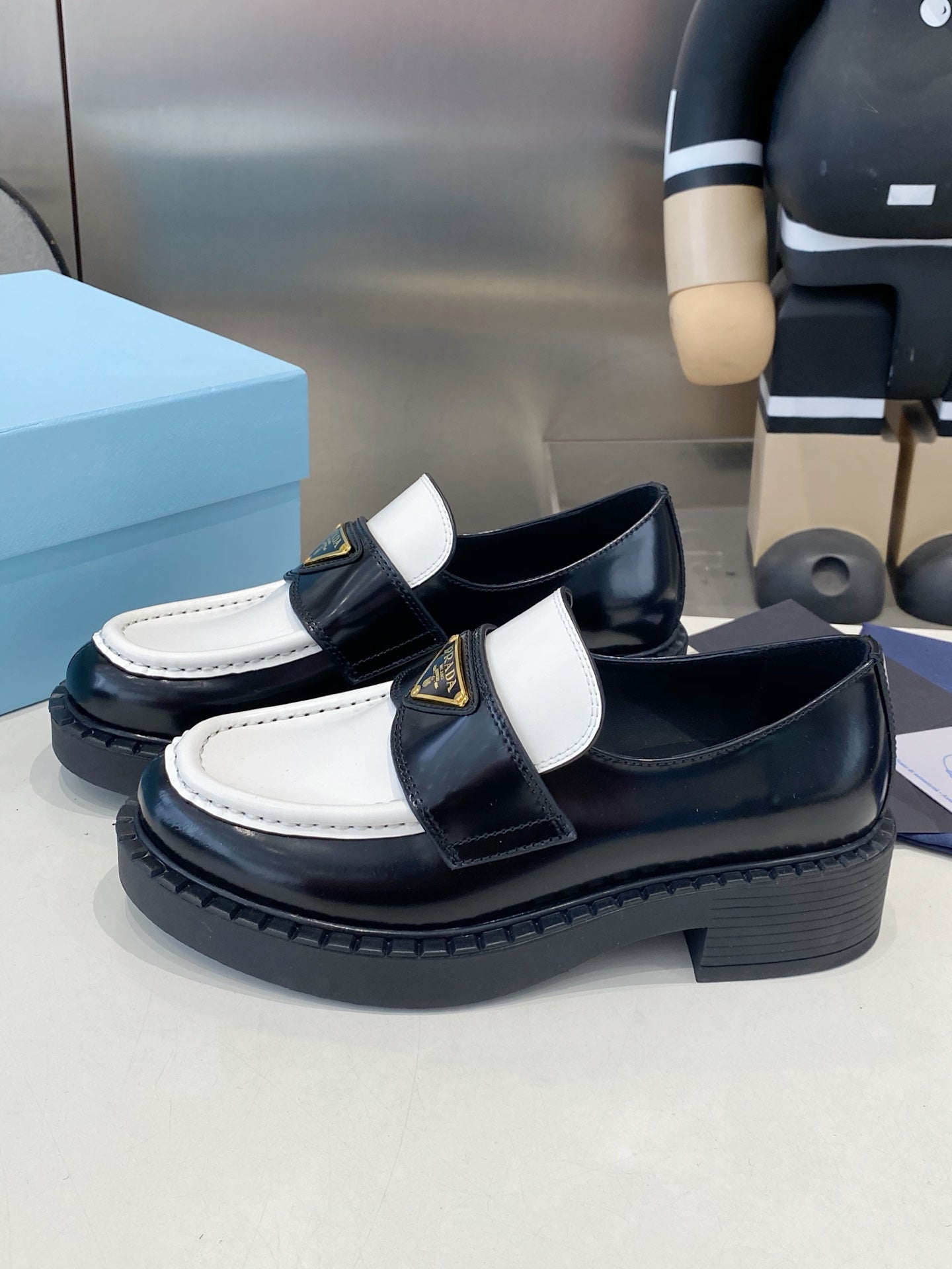 ЛОФЕРИ PRADA 26S З ЧОРНО-БІЛОЇ ТЕЛЯЧОЇ ШКІРИ З ЛОГОТИПОМ
