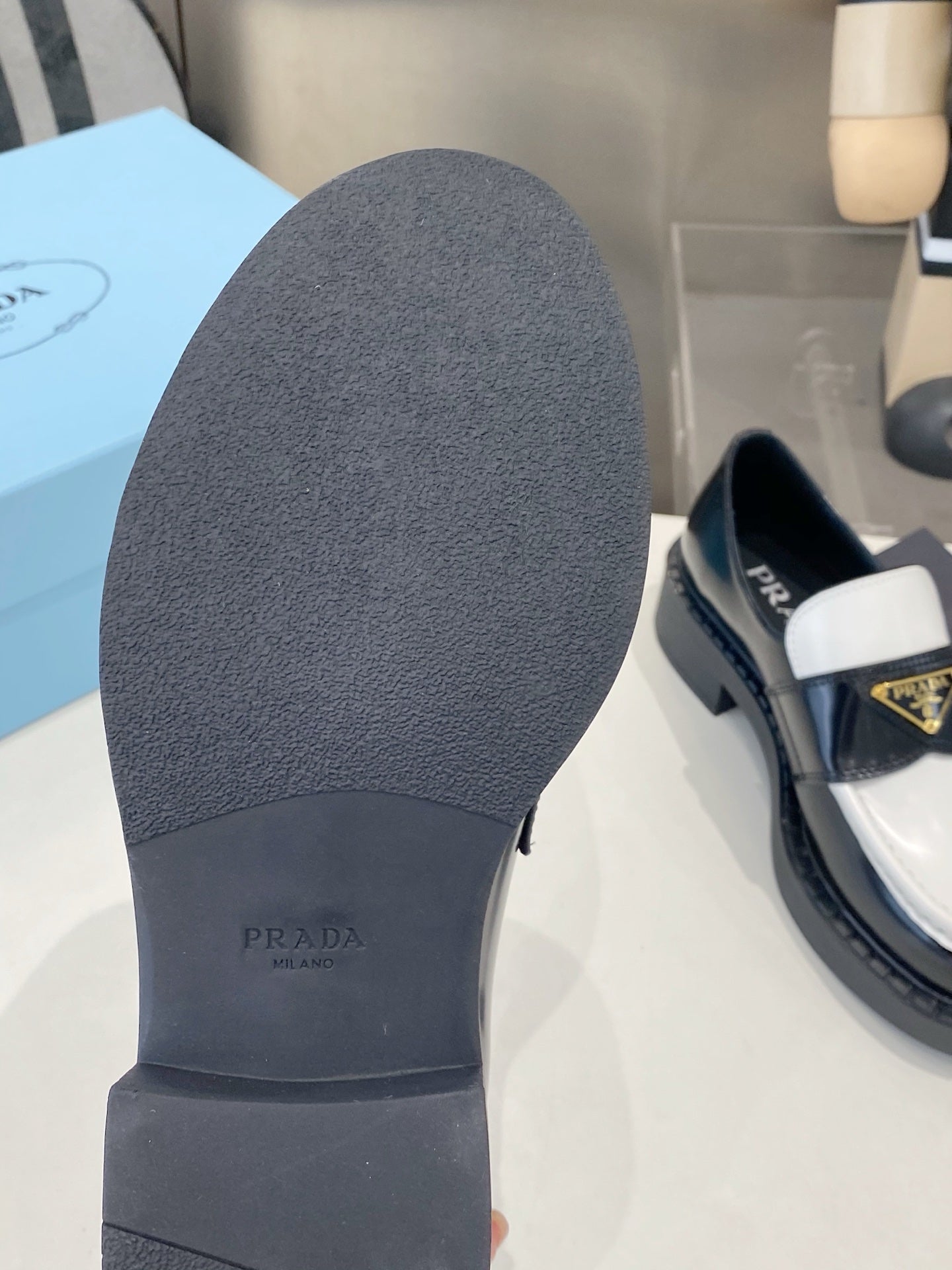 ЛОФЕРИ PRADA 26S З ЧОРНО-БІЛОЇ ТЕЛЯЧОЇ ШКІРИ З ЛОГОТИПОМ