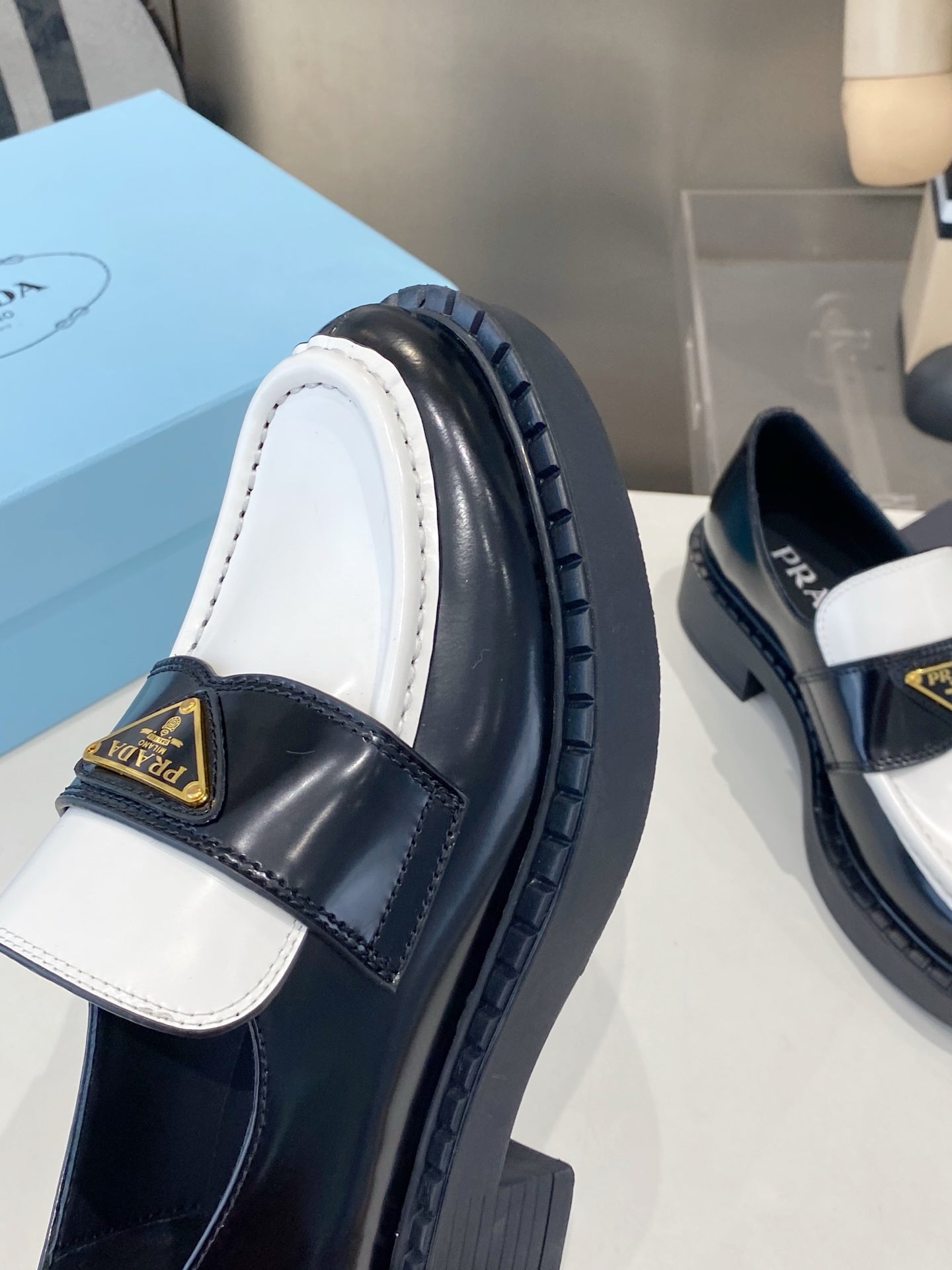 ЛОФЕРИ PRADA 26S З ЧОРНО-БІЛОЇ ТЕЛЯЧОЇ ШКІРИ З ЛОГОТИПОМ