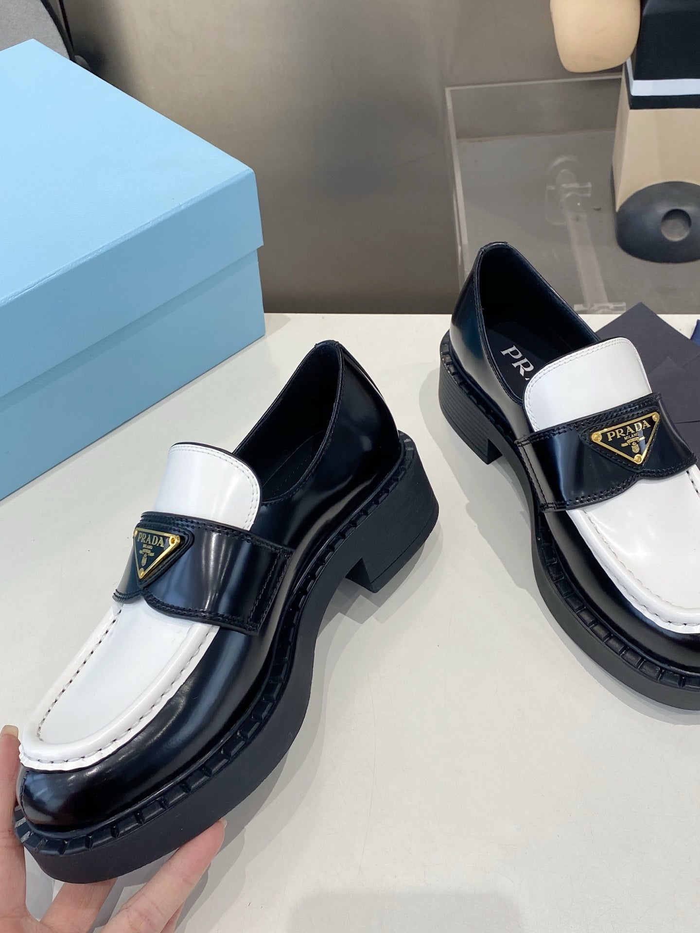 ЛОФЕРИ PRADA 26S З ЧОРНО-БІЛОЇ ТЕЛЯЧОЇ ШКІРИ З ЛОГОТИПОМ