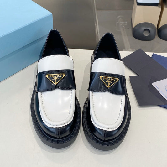 ЛОФЕРИ PRADA 26S З ЧОРНО-БІЛОЇ ТЕЛЯЧОЇ ШКІРИ З ЛОГОТИПОМ