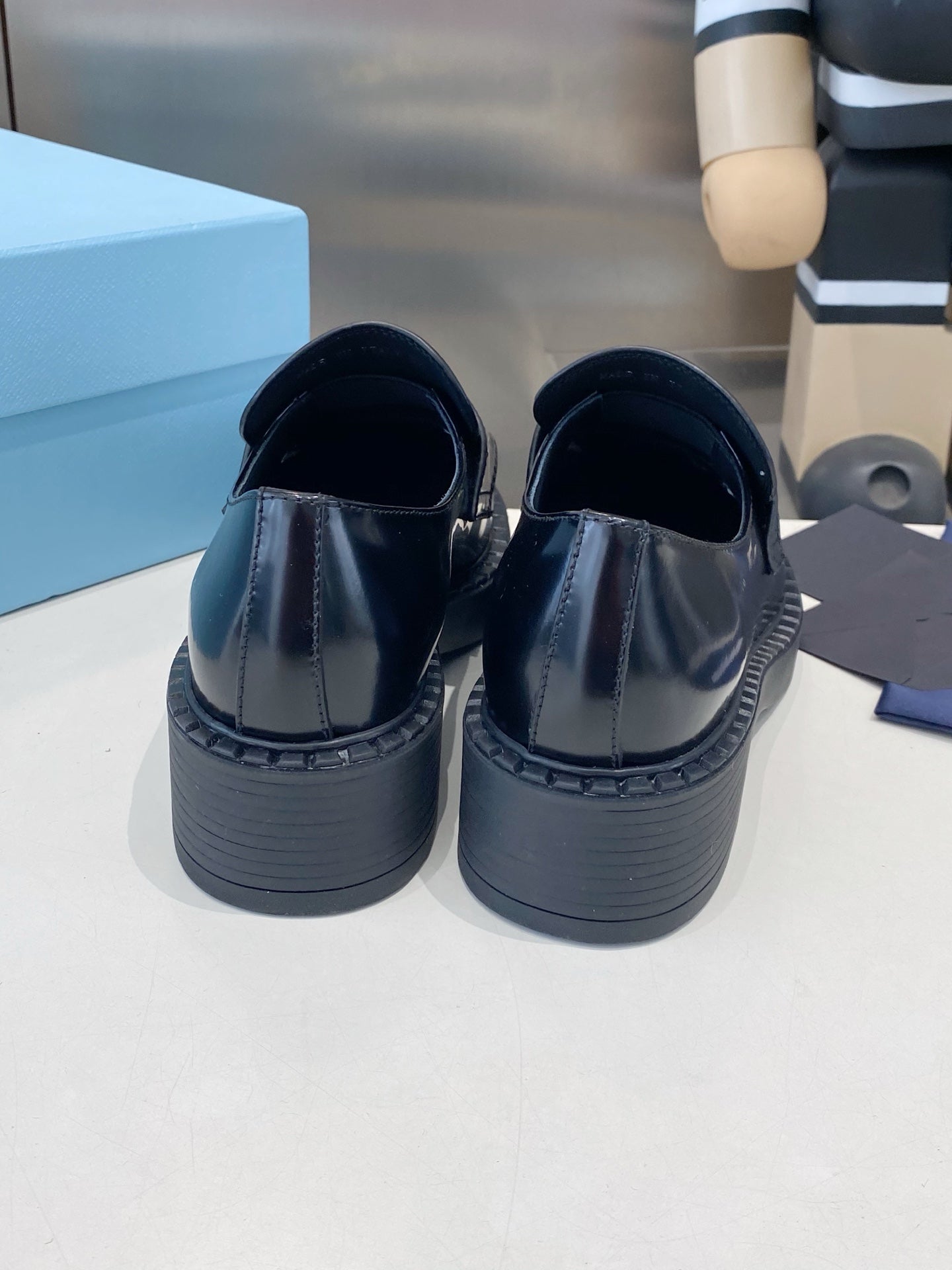 ЛОФЕРИ PRADA 26S З ЧОРНО-БІЛОЇ ТЕЛЯЧОЇ ШКІРИ З ЛОГОТИПОМ