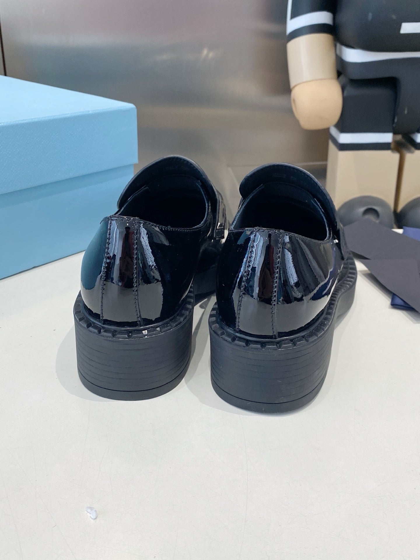 Лофери PRADA 26S з чорної лакованої телячої шкіри з логотипом