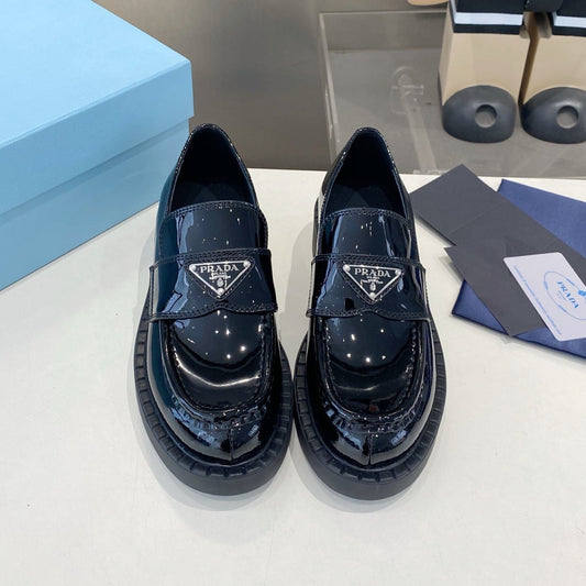 Лофери PRADA 26S з чорної лакованої телячої шкіри з логотипом