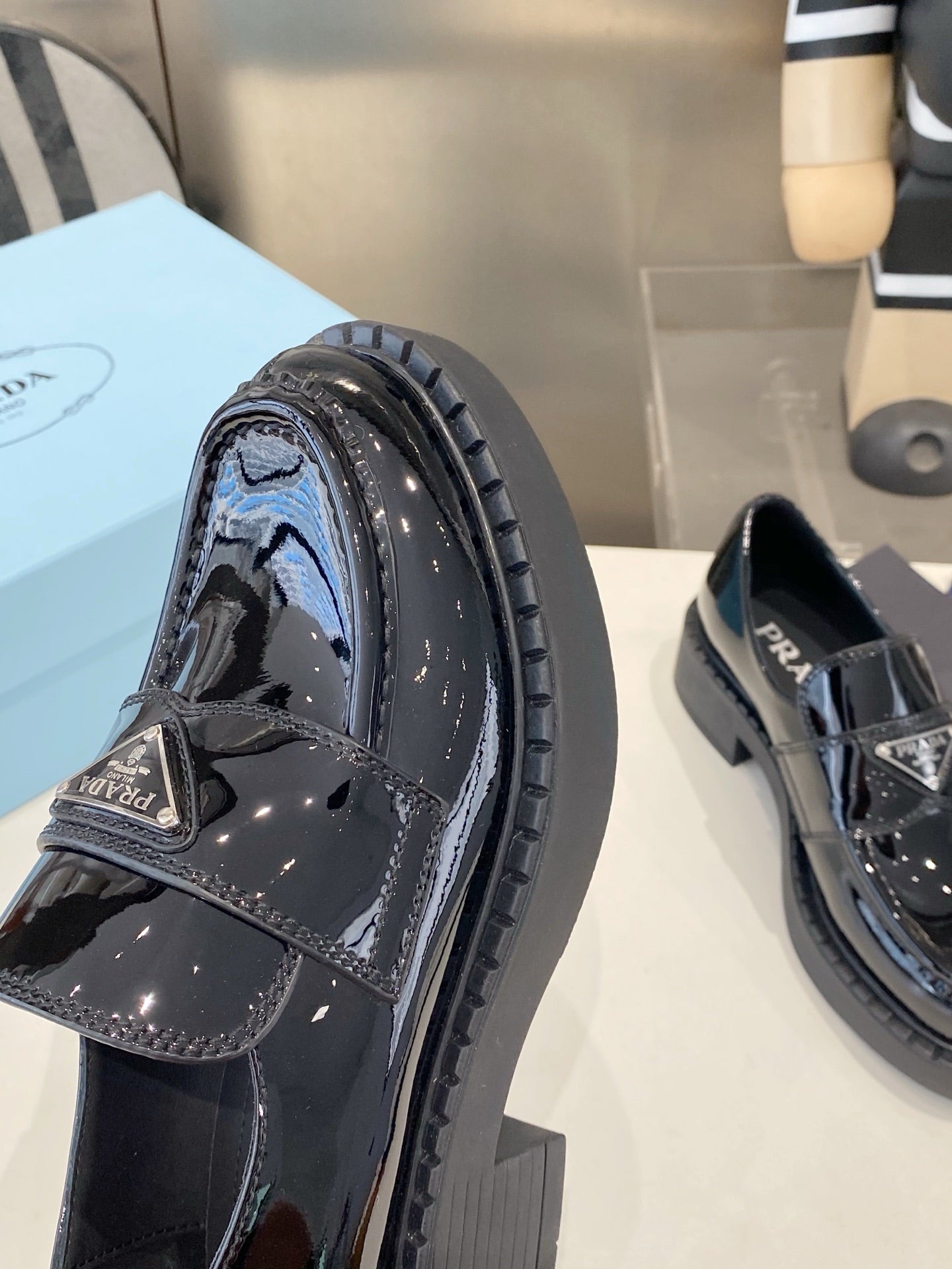 Лофери PRADA 26S з чорної лакованої телячої шкіри з логотипом
