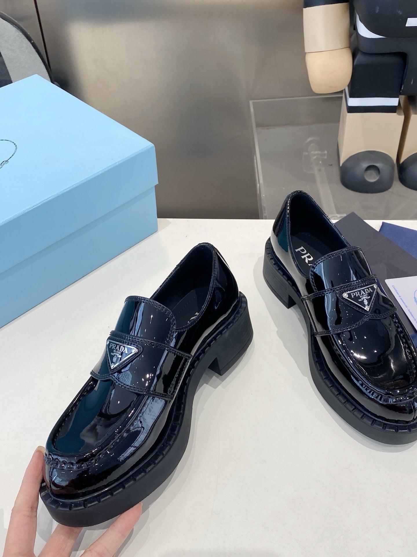 Лофери PRADA 26S з чорної лакованої телячої шкіри з логотипом