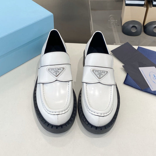 ЛОФЕРИ PRADA 26S З БІЛОЇ ТЕЛЯЧОЇ ШКІРИ З ЛОГОТИПОМ