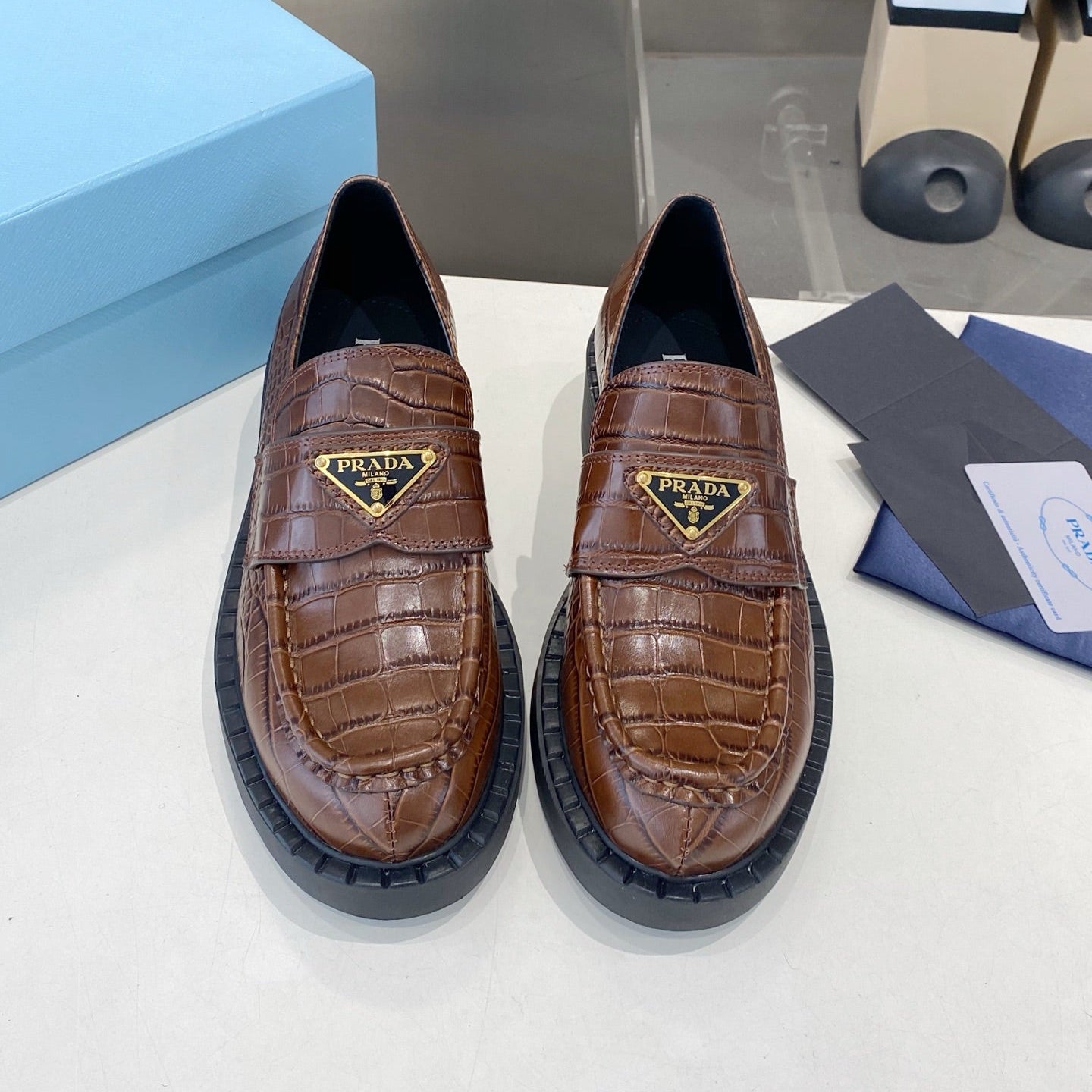 ЛОФЕРИ PRADA 26S З ТЕЛЯЧОЇ ШКІРИ ТЕМНО-КОРИЧНЕВОГО КОЛЬОРУ З ТИСНЕННЯМ ПІД КРОКОДИЛА