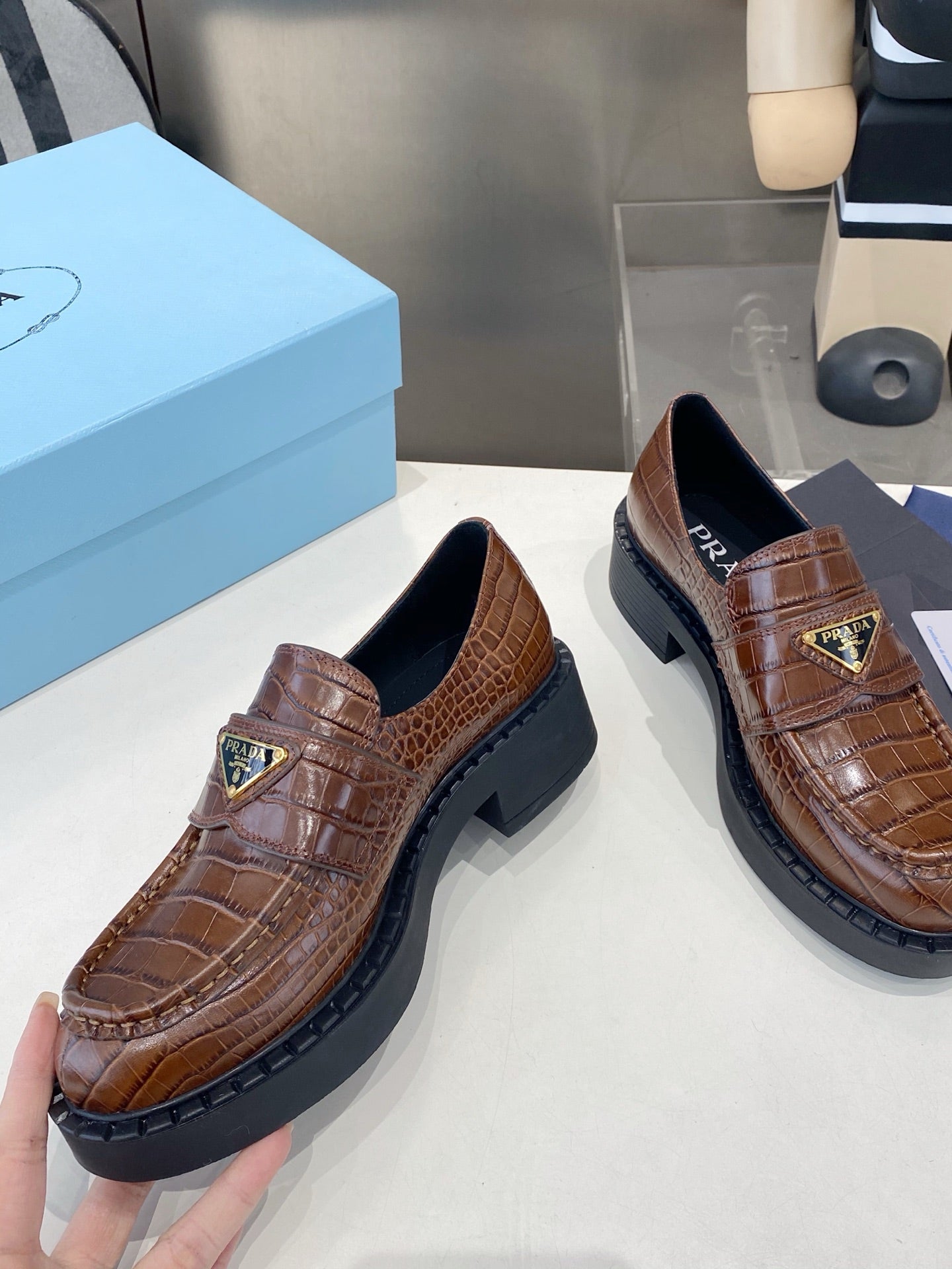 ЛОФЕРИ PRADA 26S З ТЕЛЯЧОЇ ШКІРИ ТЕМНО-КОРИЧНЕВОГО КОЛЬОРУ З ТИСНЕННЯМ ПІД КРОКОДИЛА