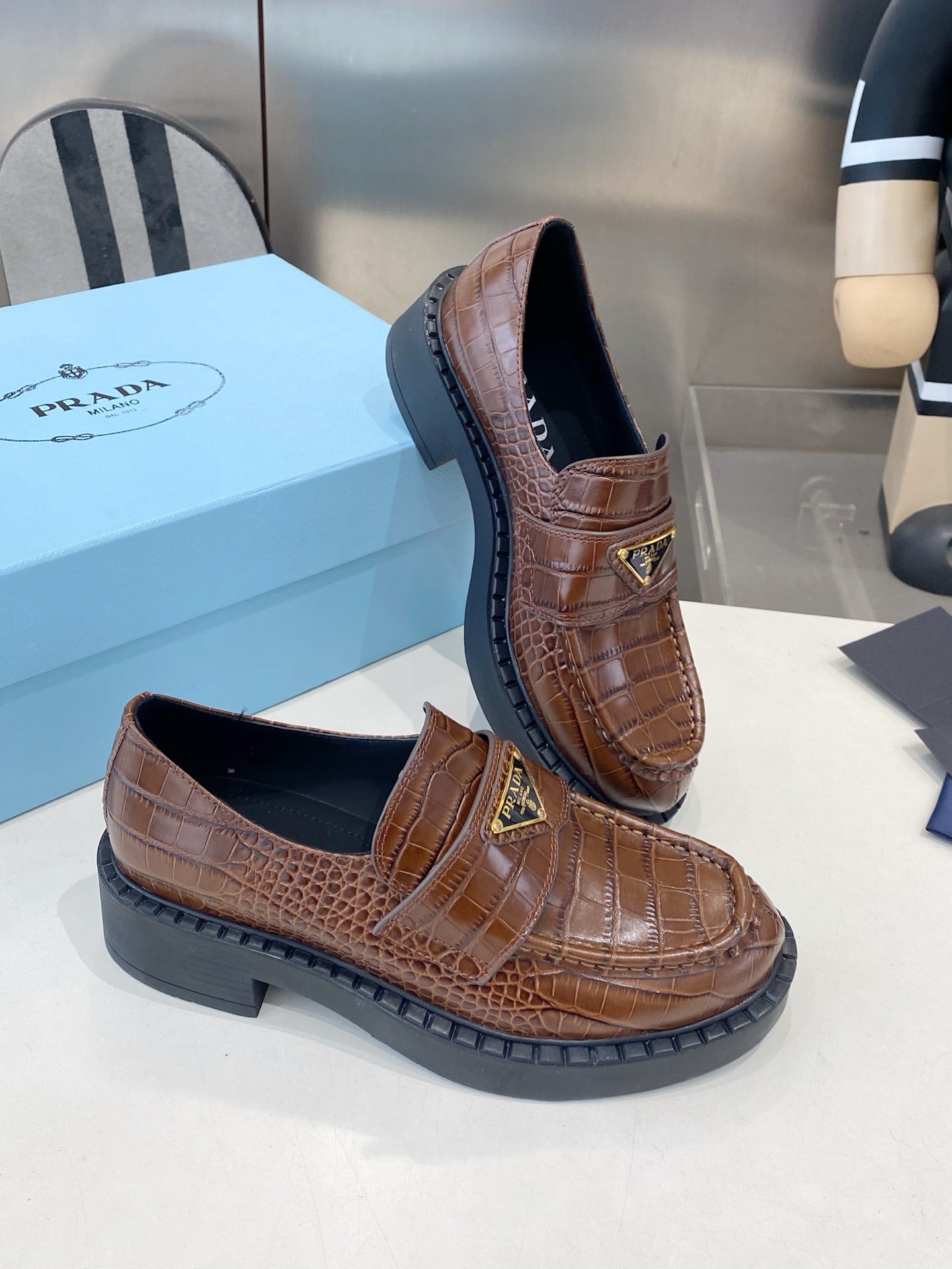 ЛОФЕРИ PRADA 26S З ТЕЛЯЧОЇ ШКІРИ ТЕМНО-КОРИЧНЕВОГО КОЛЬОРУ З ТИСНЕННЯМ ПІД КРОКОДИЛА