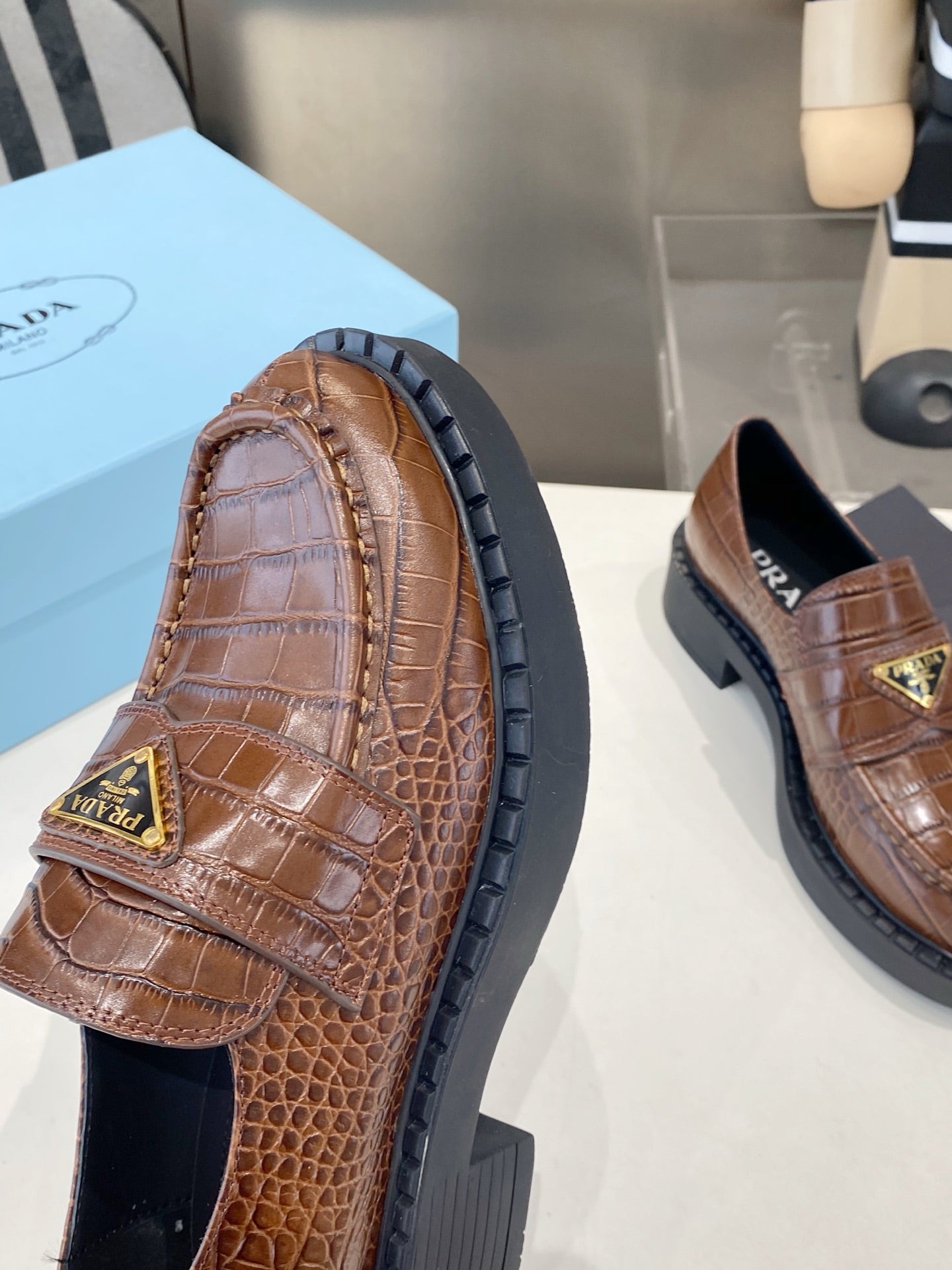 ЛОФЕРИ PRADA 26S З ТЕЛЯЧОЇ ШКІРИ ТЕМНО-КОРИЧНЕВОГО КОЛЬОРУ З ТИСНЕННЯМ ПІД КРОКОДИЛА