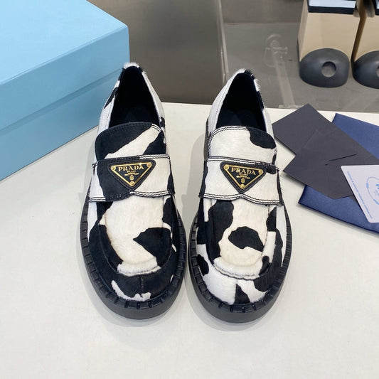ЛОФЕРИ PRADA 26S ЗІ ШКІРИ ПОНІ З БІЛО-ЧОРНИМ КОРОВ'ЯЧИМ ПРИНТОМ