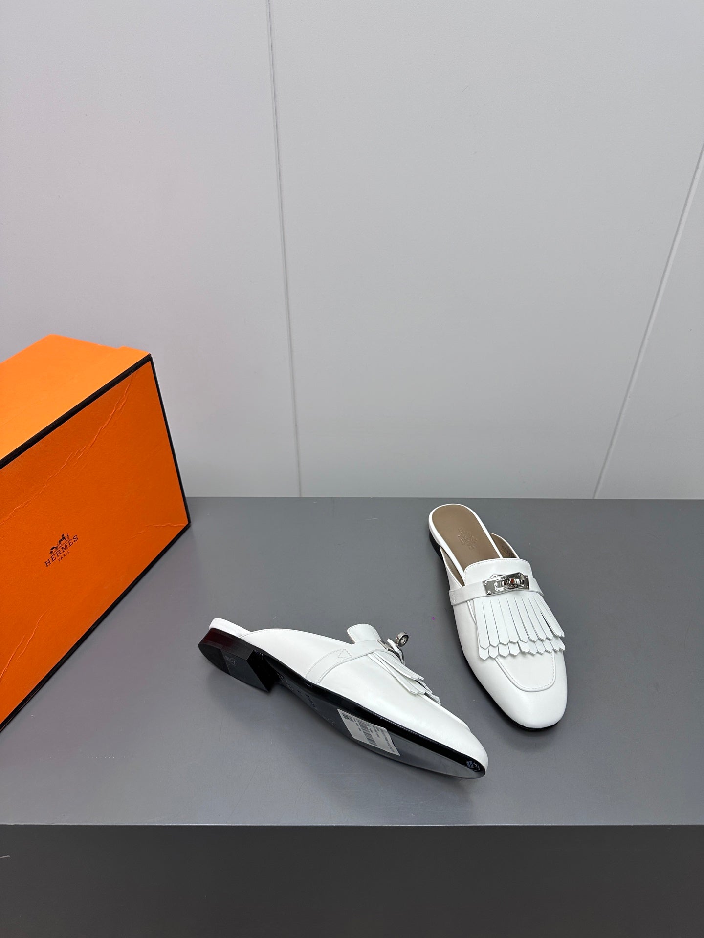 0Z MULE IN WHITE LAMBSKIN WITH FRINGE DETAIL - 35