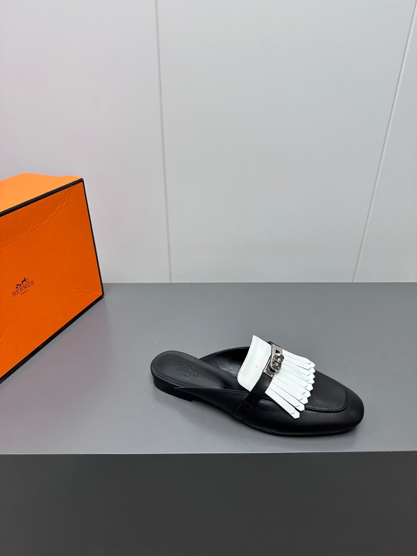 0Z MULE IN BLACK LAMBSKIN WITH WHITE FRINGE DETAIL - 35