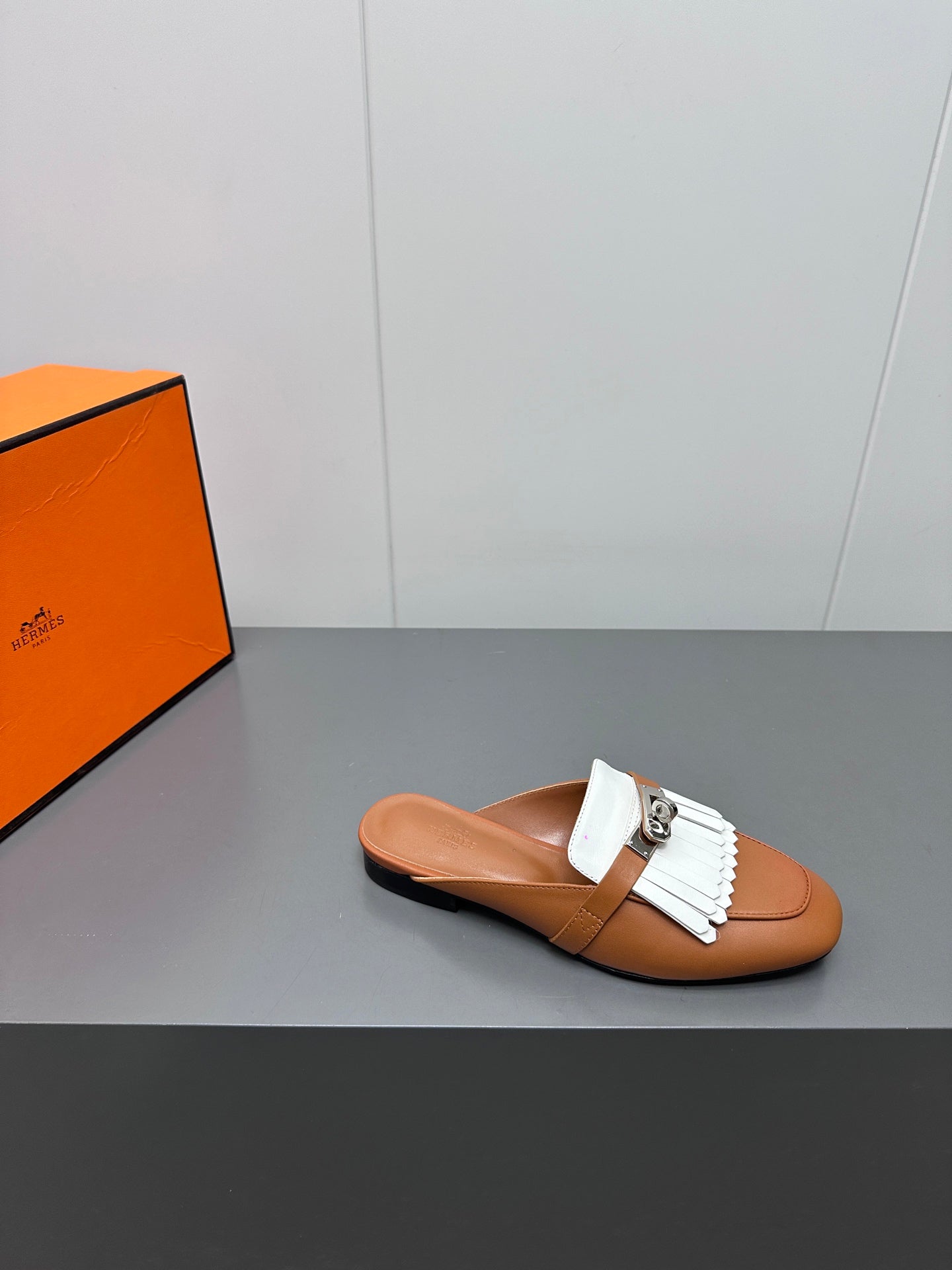 0Z MULE IN BRONZE BROWN LAMBSKIN WITH WHITE FRINGE DETAIL - 35