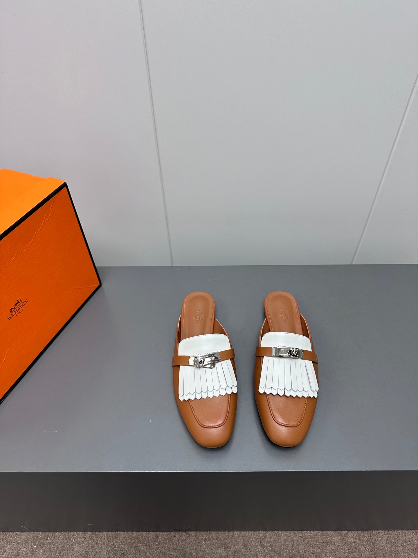 0Z MULE IN BRONZE BROWN LAMBSKIN WITH WHITE FRINGE DETAIL - 35