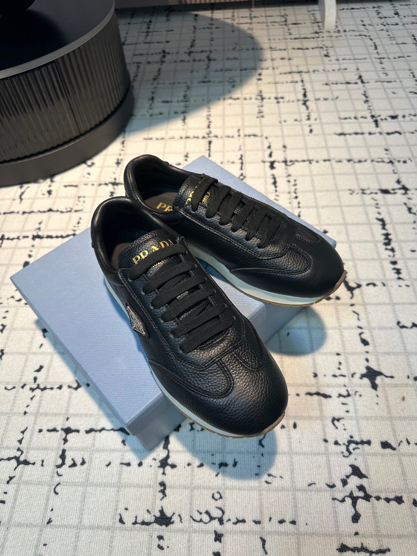 PRA TRIANGLE LOGO SNEAKERS BLACK CALFSKIN - 35