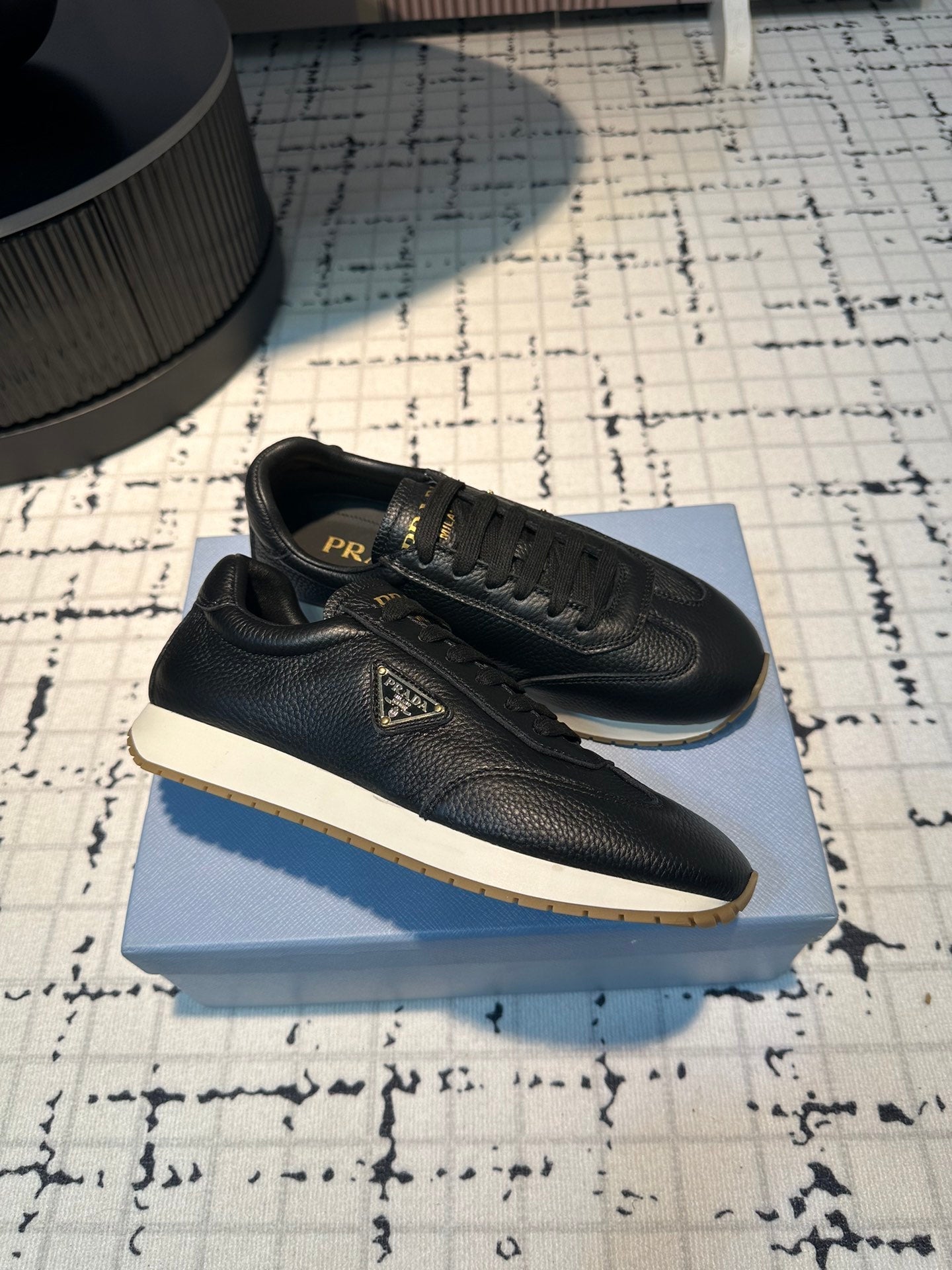 PRA TRIANGLE LOGO SNEAKERS BLACK CALFSKIN - 35