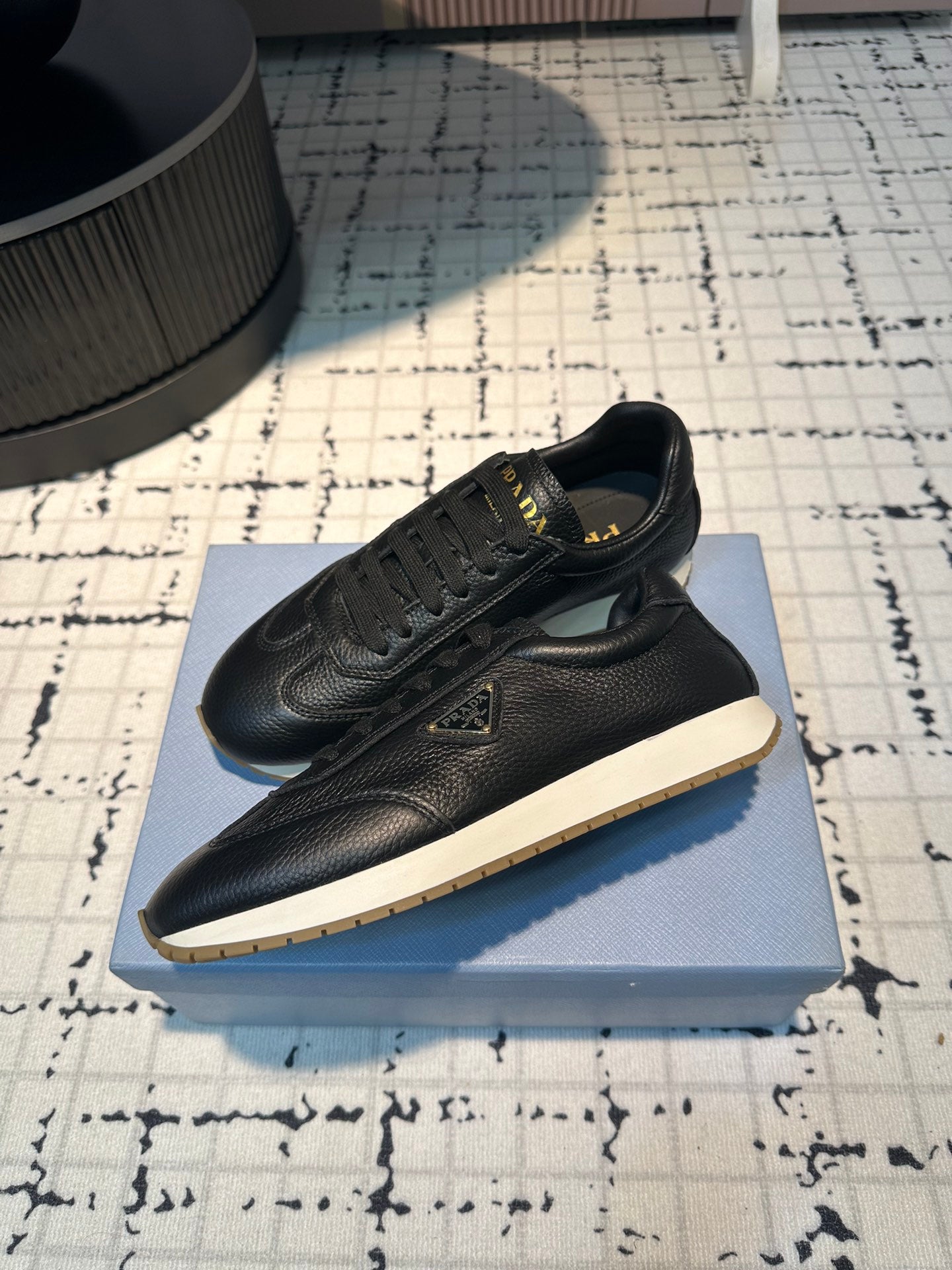 PRA TRIANGLE LOGO SNEAKERS BLACK CALFSKIN - 35
