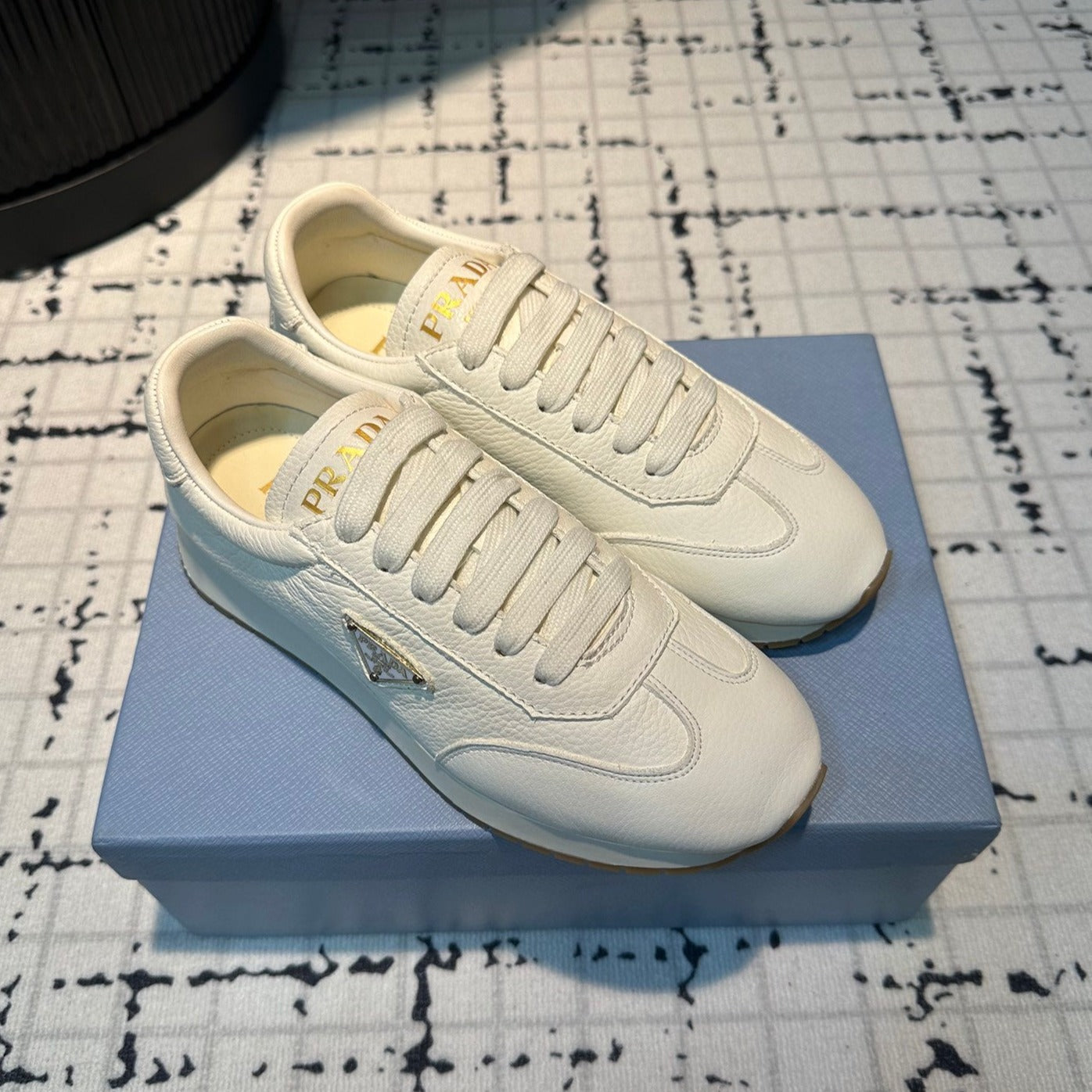 PRA TRIANGLE LOGO SNEAKERS WHITE CALFSKIN - 35