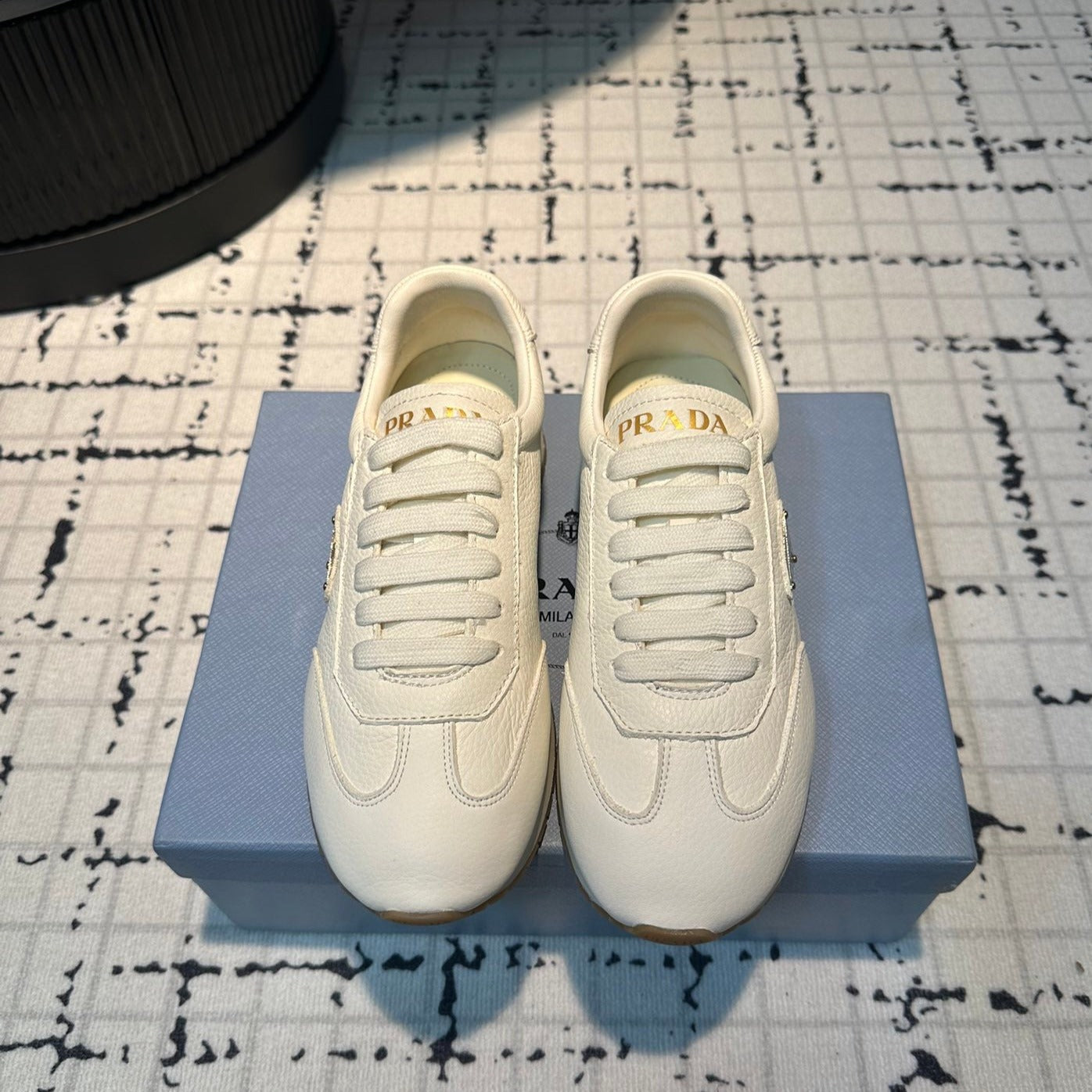 PRA TRIANGLE LOGO SNEAKERS WHITE CALFSKIN - 35