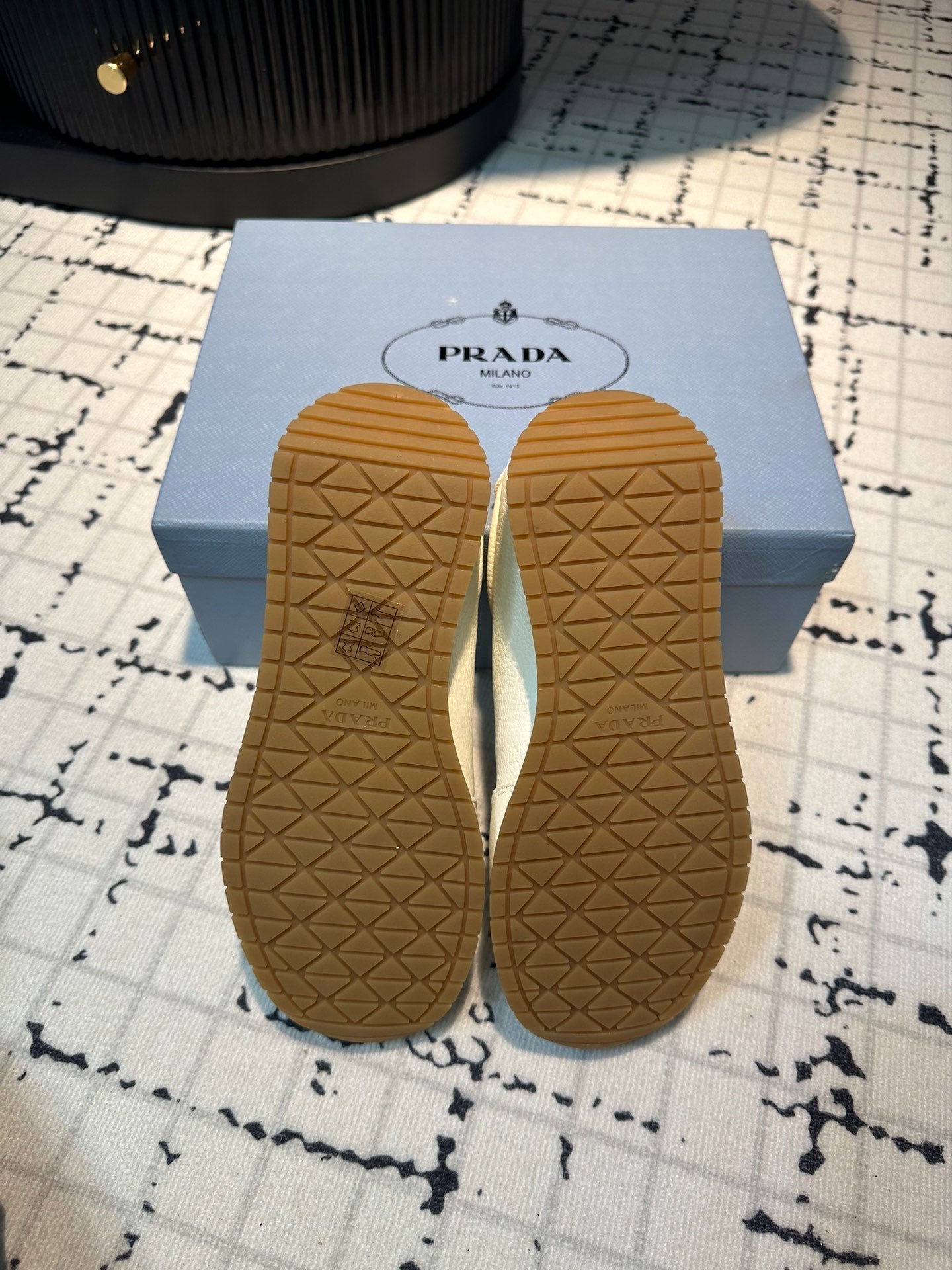 PRA TRIANGLE LOGO SNEAKERS WHITE CALFSKIN - 35