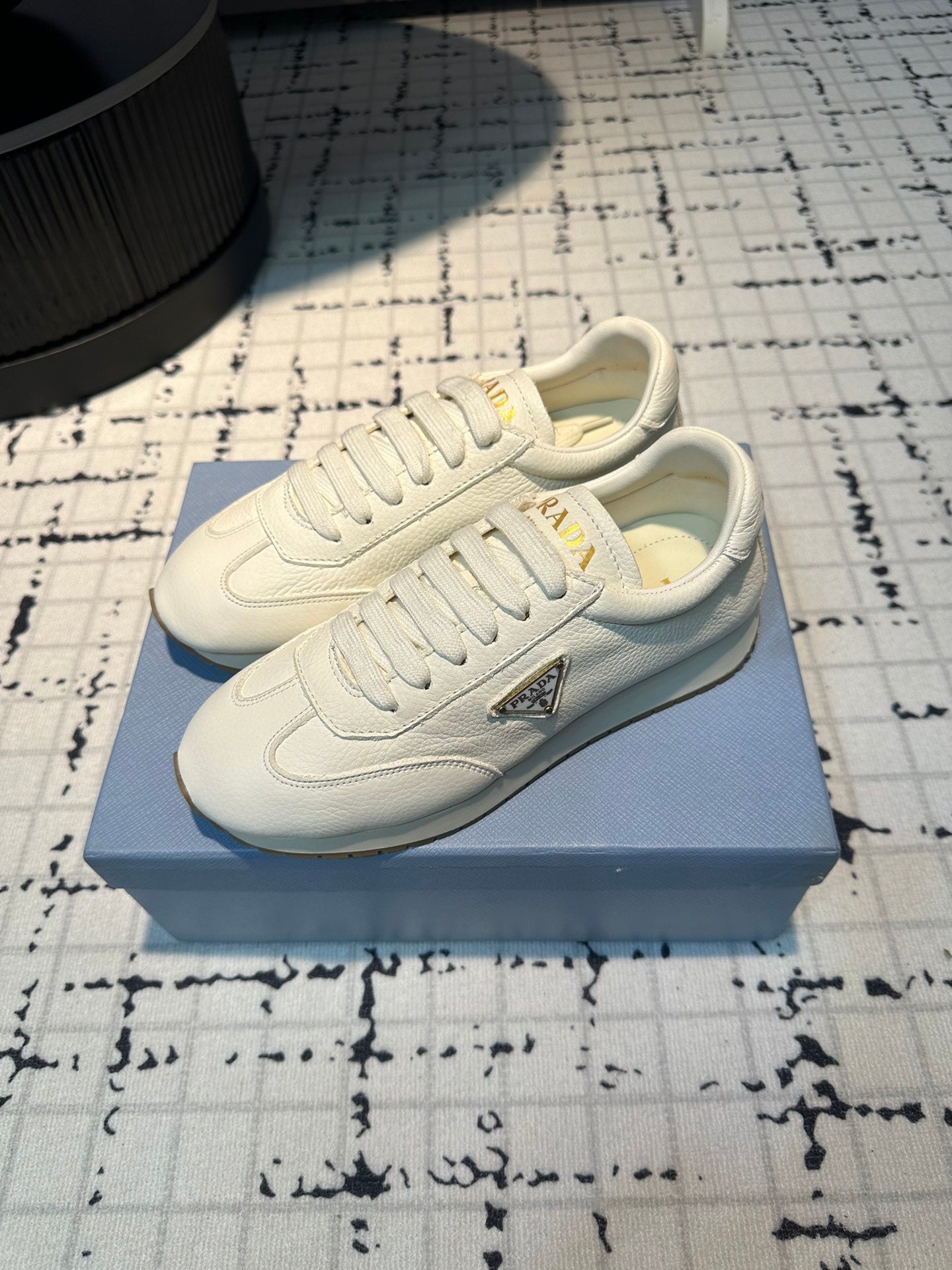 PRA TRIANGLE LOGO SNEAKERS WHITE CALFSKIN - 35